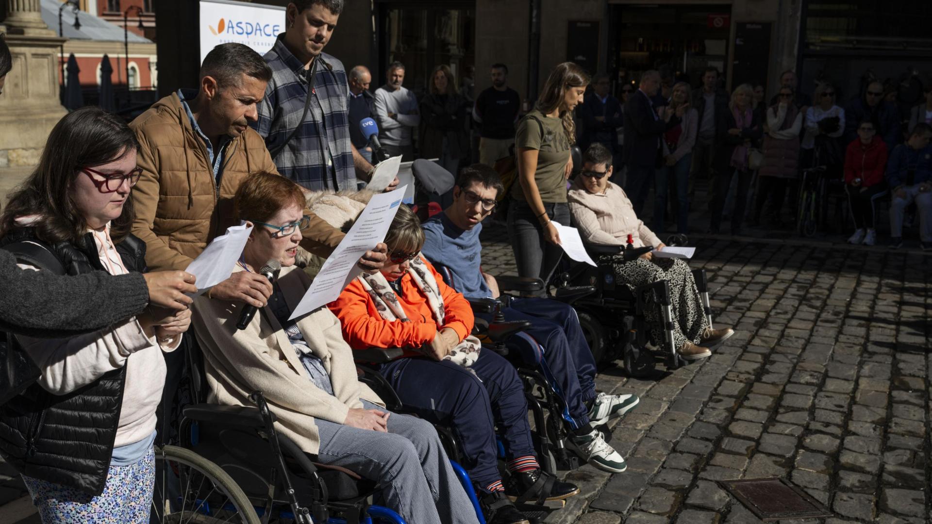 Cristina Gai, Jairo Álvarez, María Munárriz, Alicia Algarra, Jaione Goñi, Javier Díaz, Christian Gómez y Maite Jiménez, durante la lectura del manifiesto