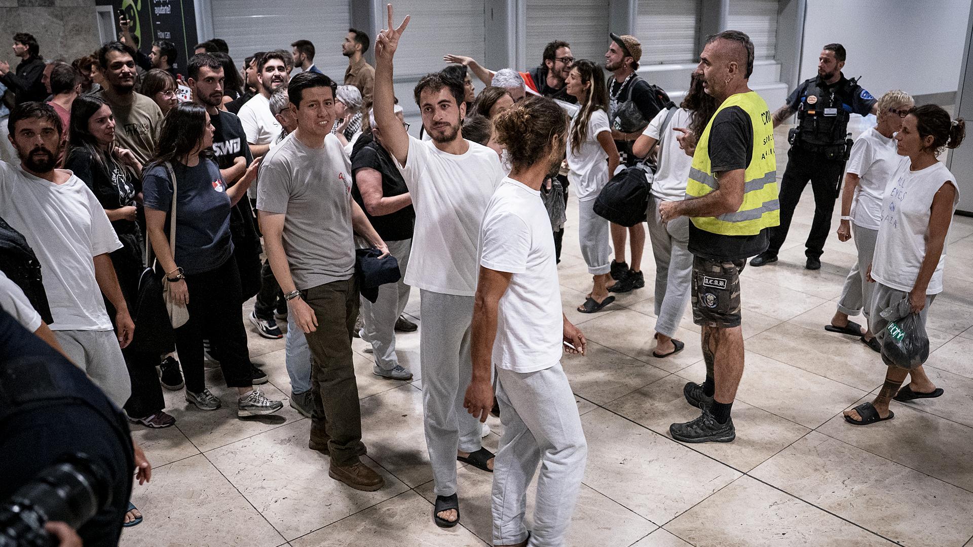 Varios de los activistas llegados este domingo a Barajas /