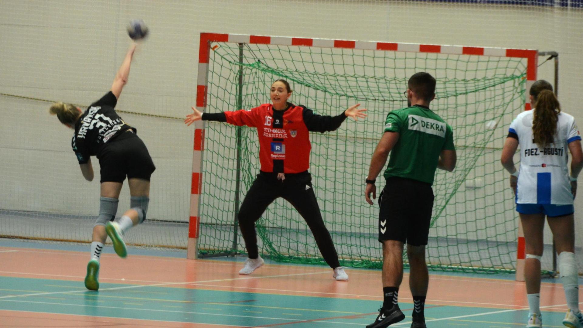Olaia Luzuriaga, tratando de parar un 7 metros a Havrysh durante el duelo europeo ante el HC Galychanka