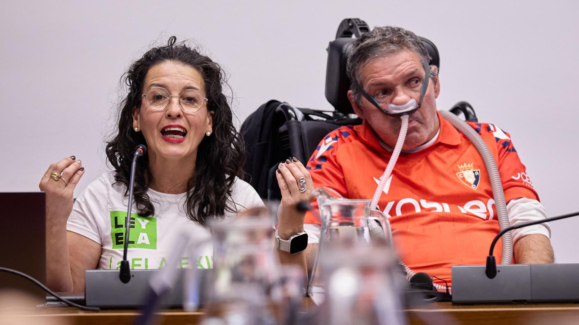 María García y Carlos Ardanaz, en el Parlamento