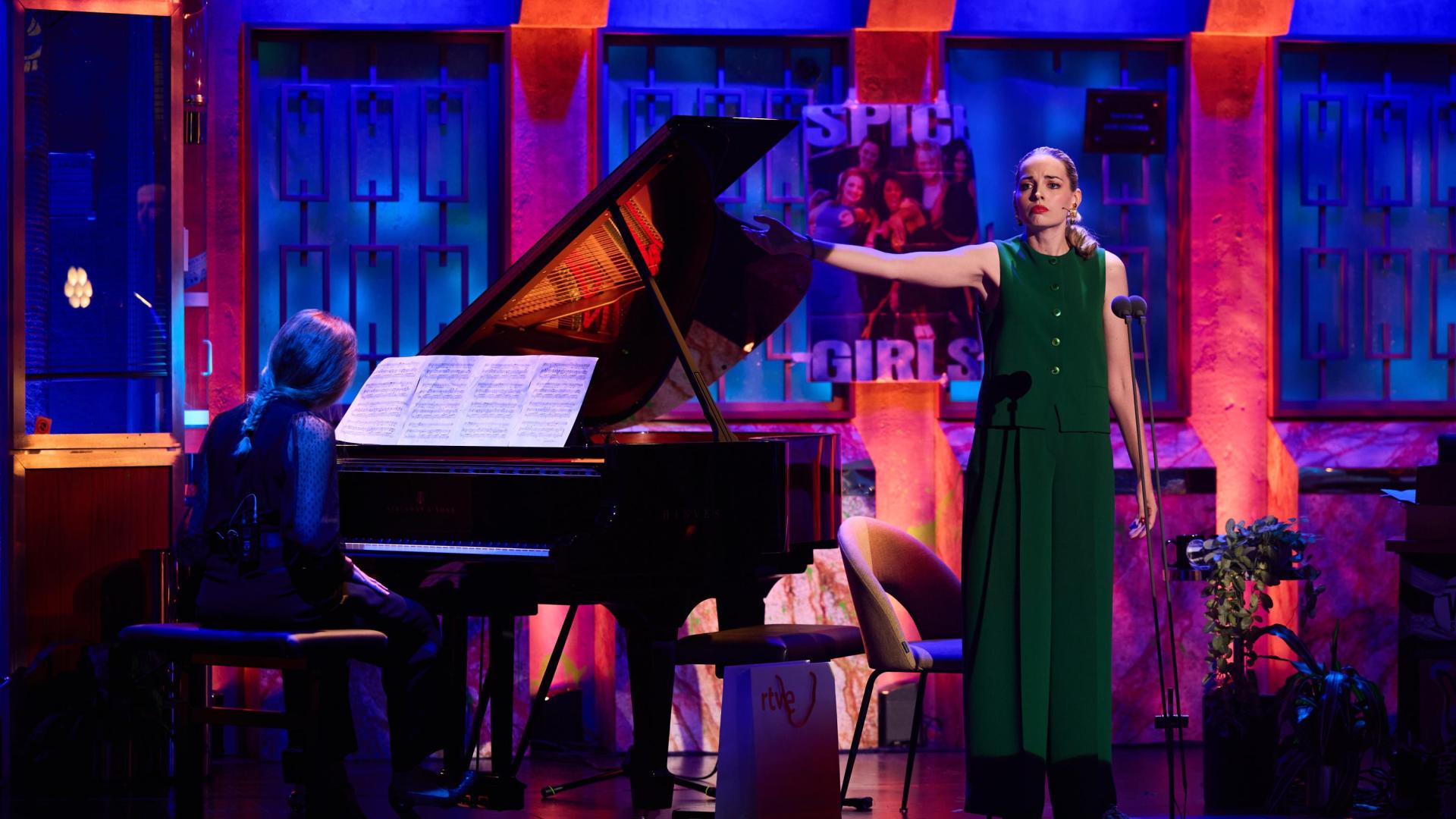 Nerea Berraondo y la pianista Anna Malek, durante su actuación en el programa 'La revuelta'