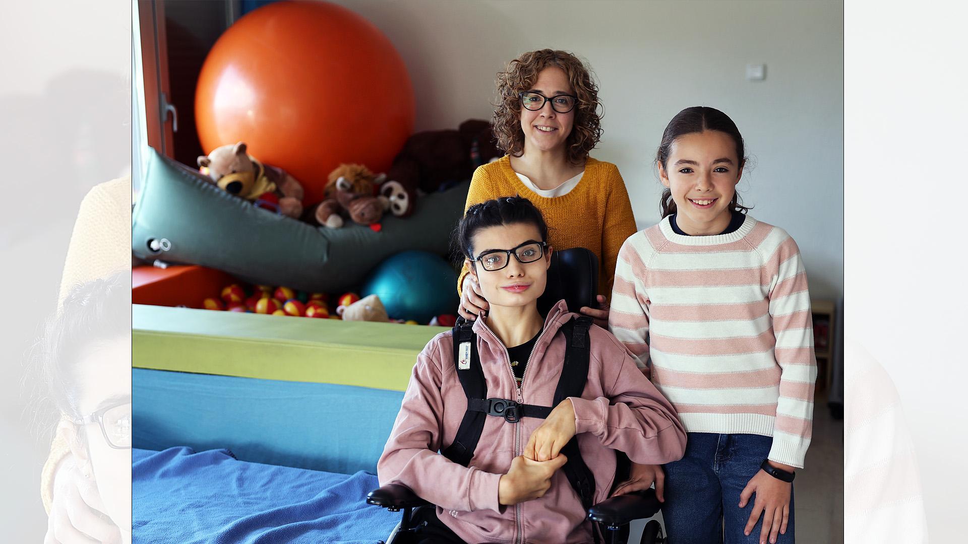 Maider Zubicaray con sus hijas, Maialen (16 años) y Sara (10 años), en una sala del centro de Aspace en Cizur Menor /