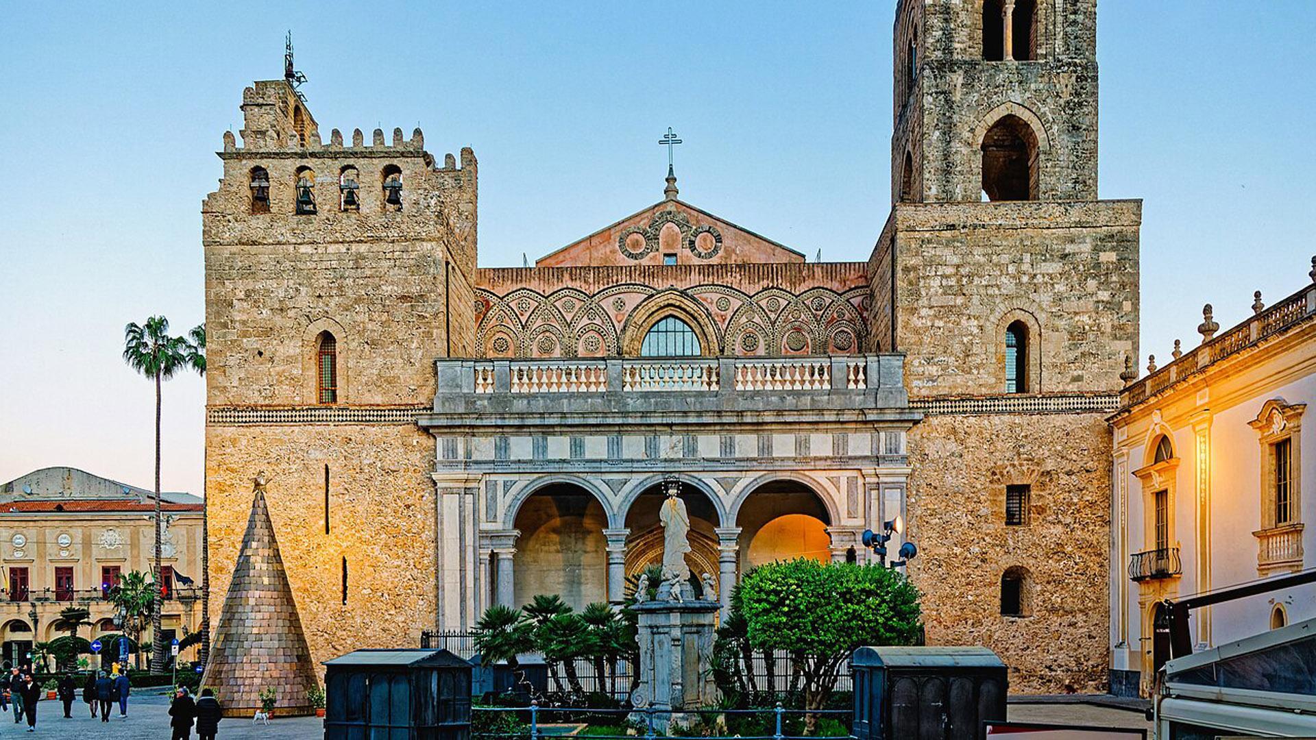 Fachada de la catedral de Monreale, en la que fue enterrada Margarita Garcés de Pamplona, reina consorte de Sicilia