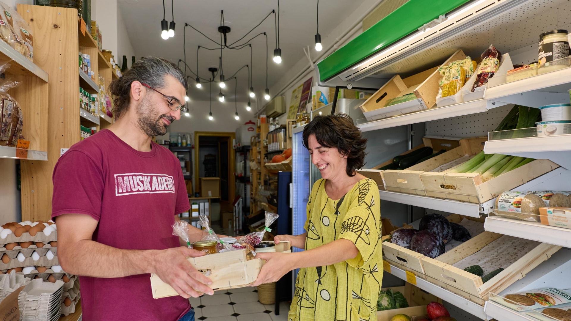 El repartidor Sergio Fontecha Iturbide entrega productos de distintos puntos de la merindad a Idoia Etxenausia Artzuaga en la tienda Punto Eko de Sangüesa