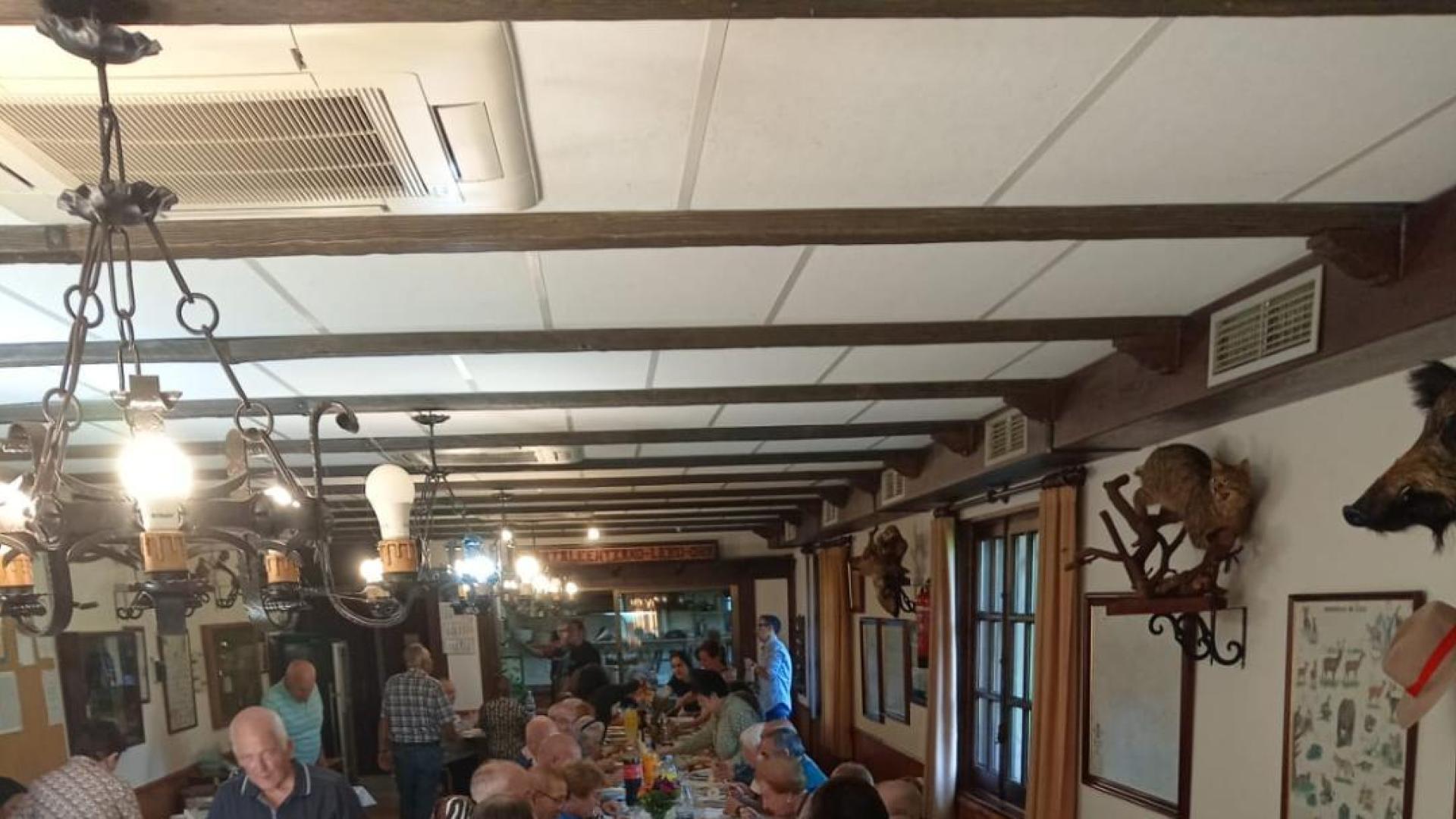 Imagen de la comida ofrecida por la Sociedad de Caza y Pesca de Bera a los mayores de la Residencia San José.