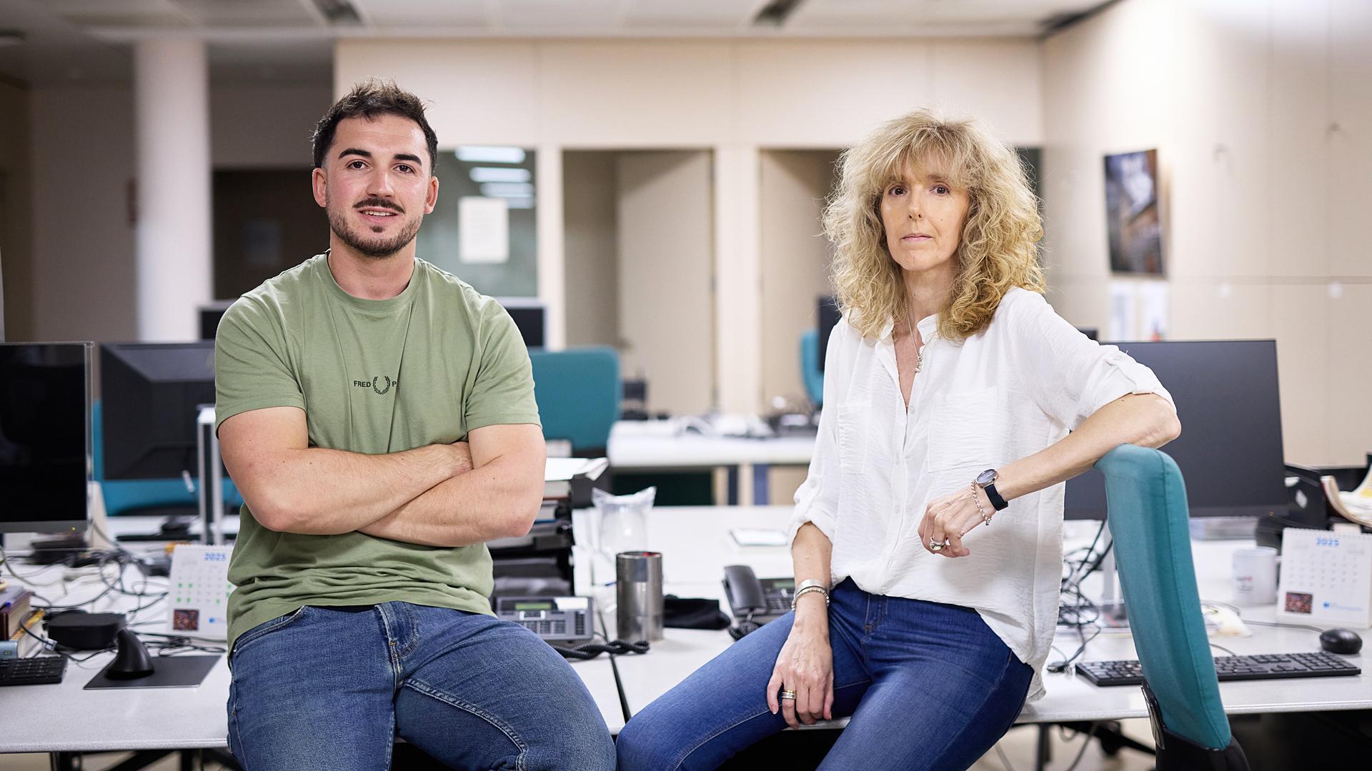 Lucas Domaica y Mª José Echeverría, fotografiados en la redacción de Diario de Navarra /