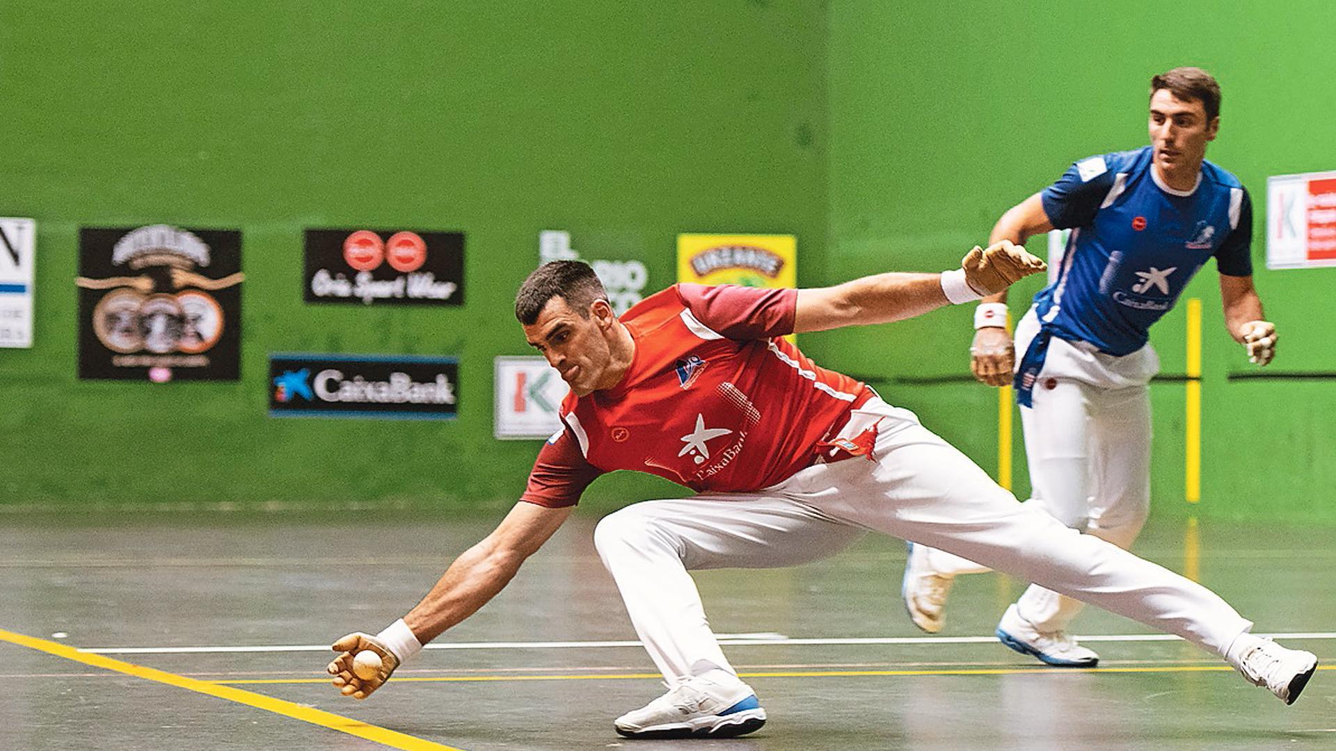 Joseba Ezkurdia trata de restar una pelota en el ancho en un partido anterior ante Peio Etxeberria /