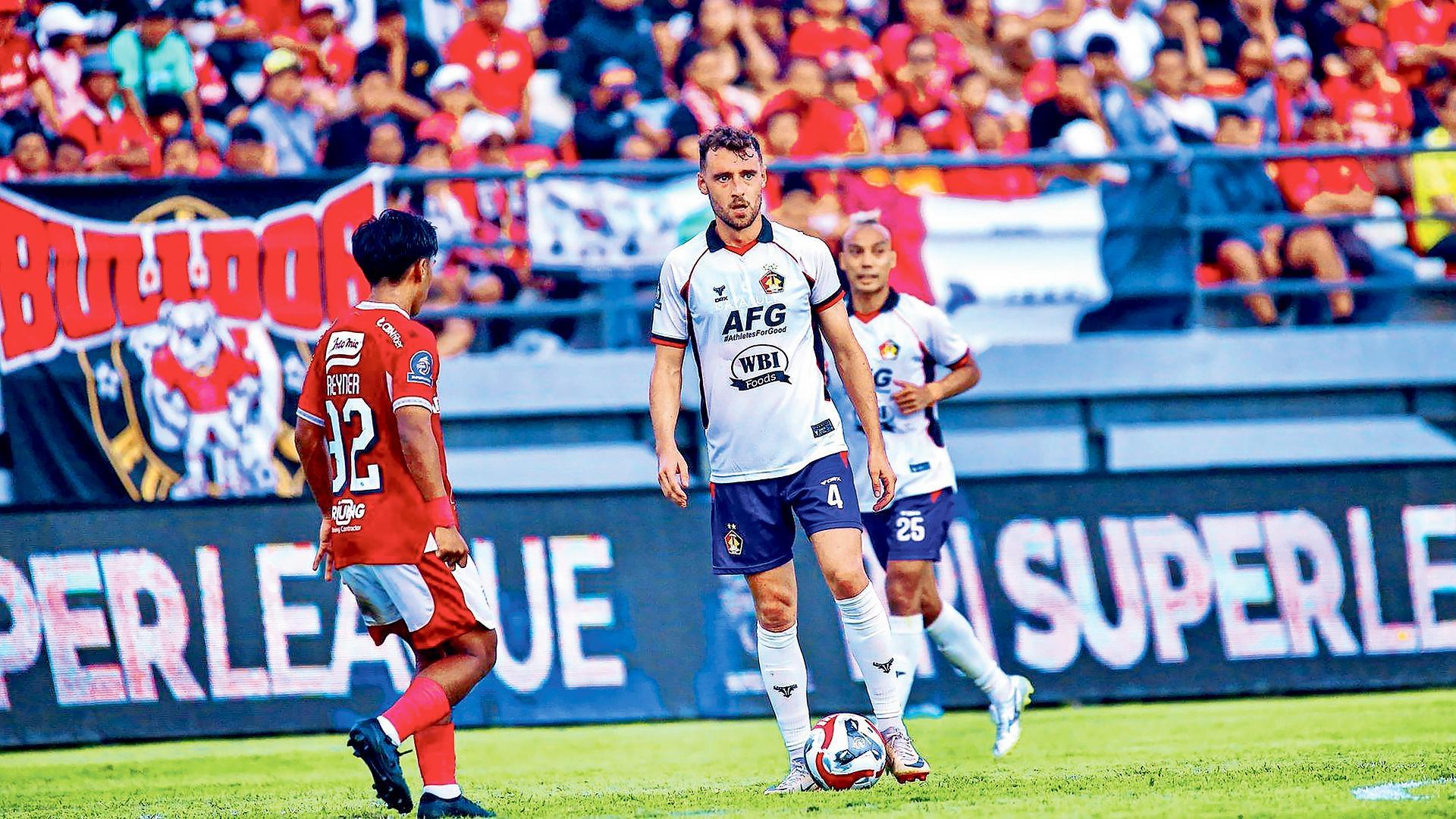 Imanol García Lugea, luciendo el número 4 como su hermano Unai en Osasuna,                                  en un partido de la liga indonesia/