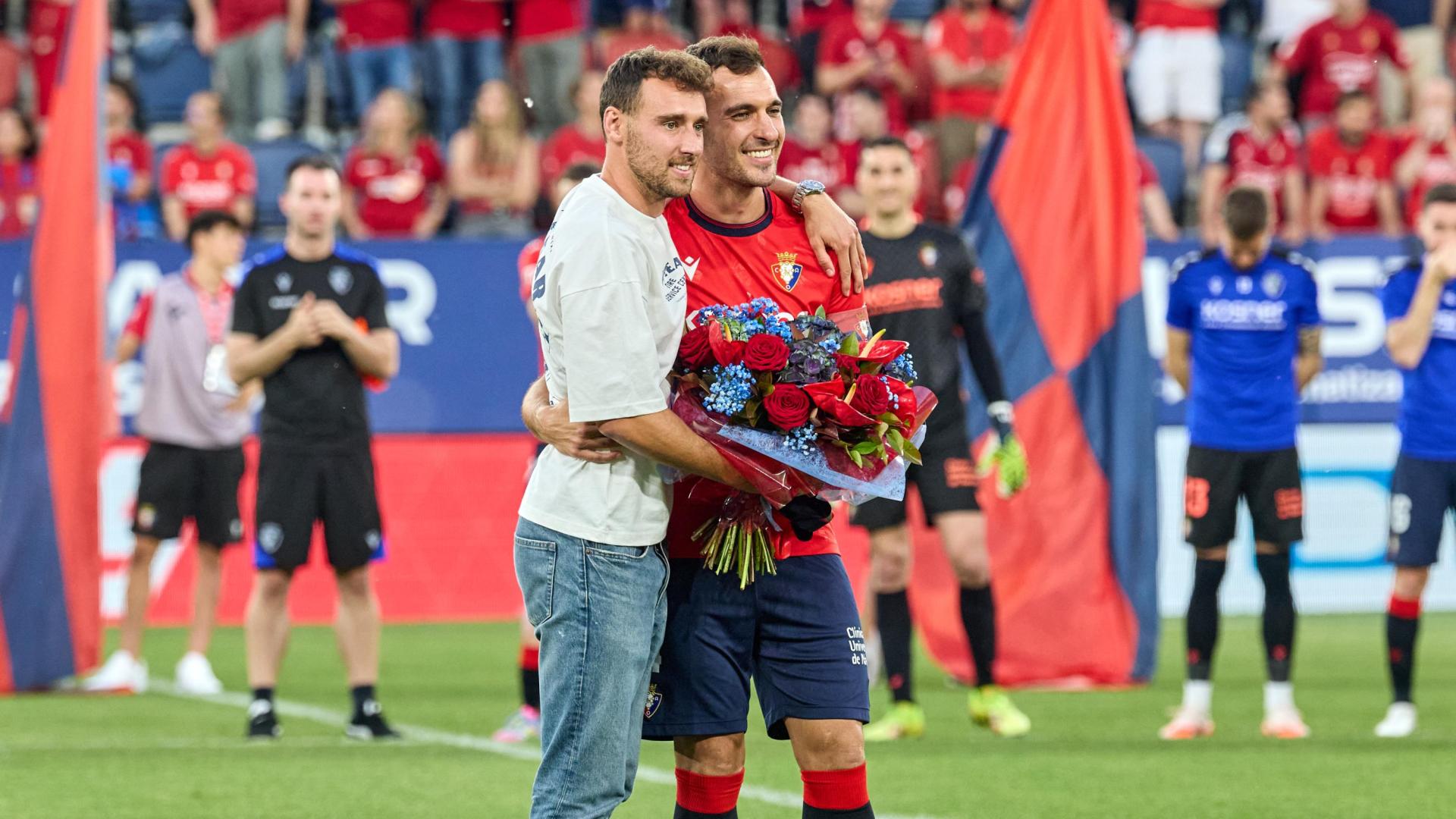 Imanol, a la izda., con su hermano Unai García el 18 de mayo de 2025, cuando El Sadar le rindió homenaje al capitán