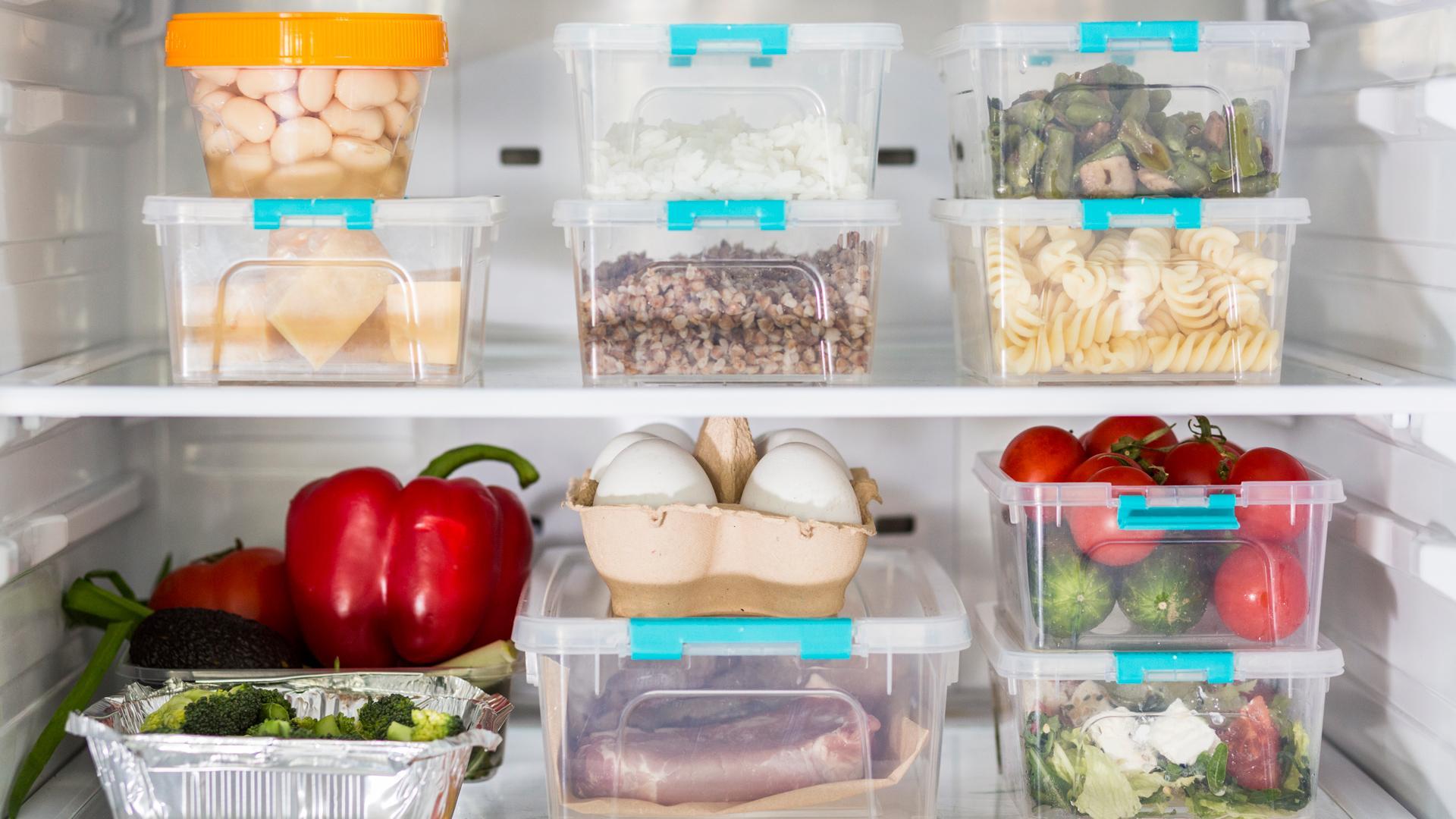 Alimentos ordenados en una nevera