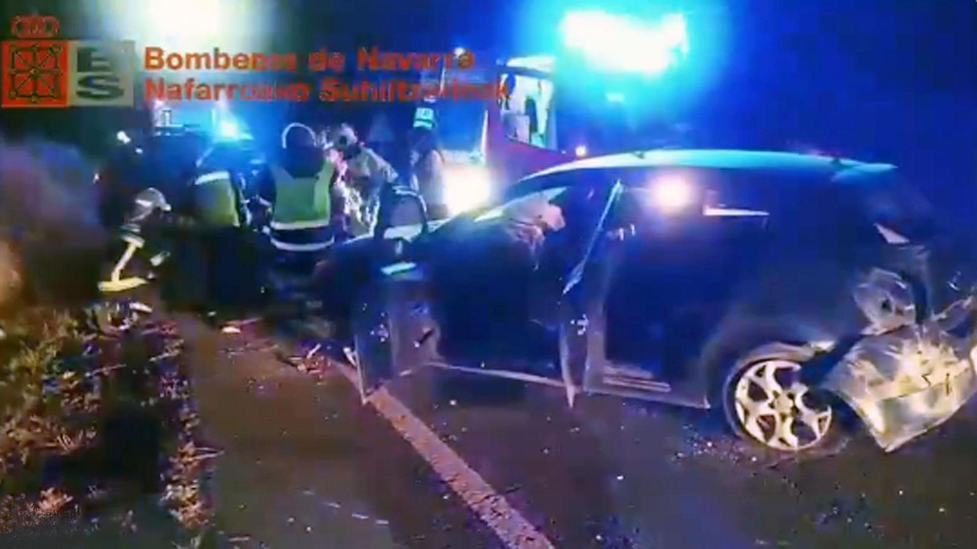 Equipos de emergencias trabajan en el lugar del accidente