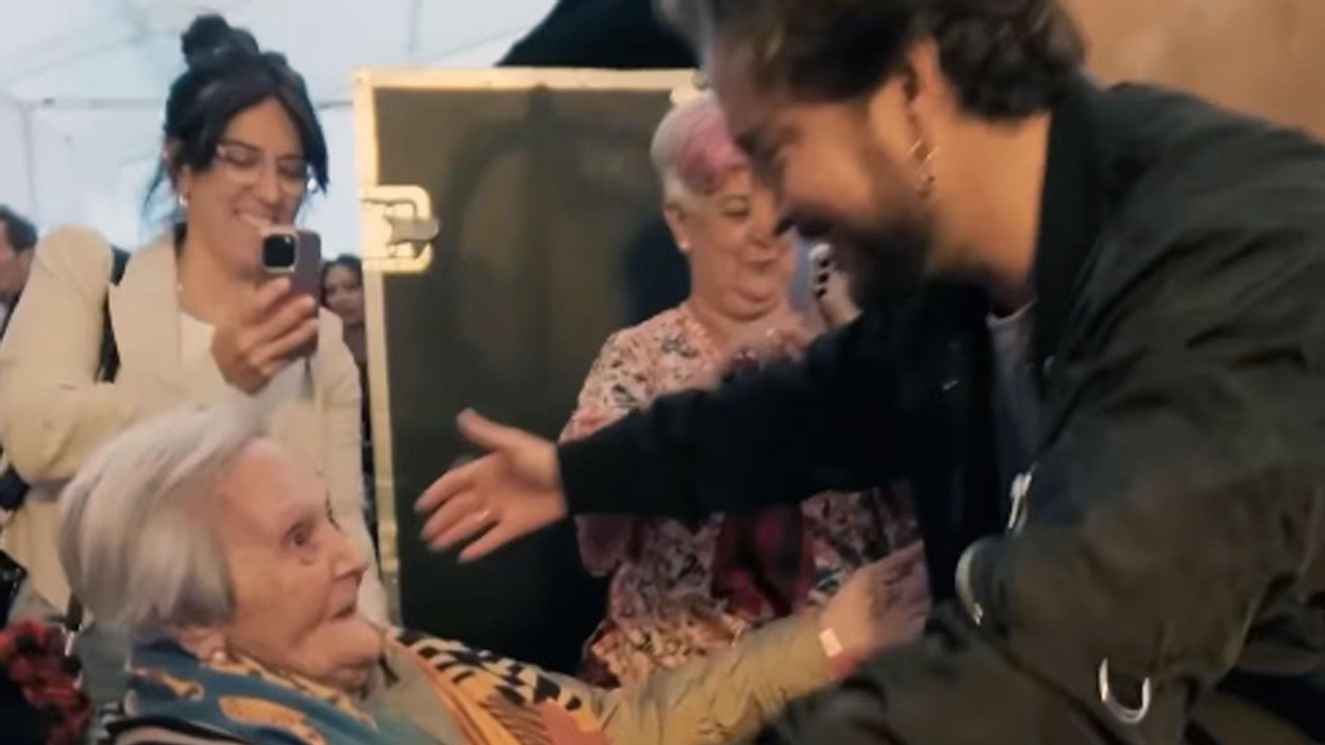 Momento en el que Manuel Carrasco abraza a Conchita, su "fan número uno"