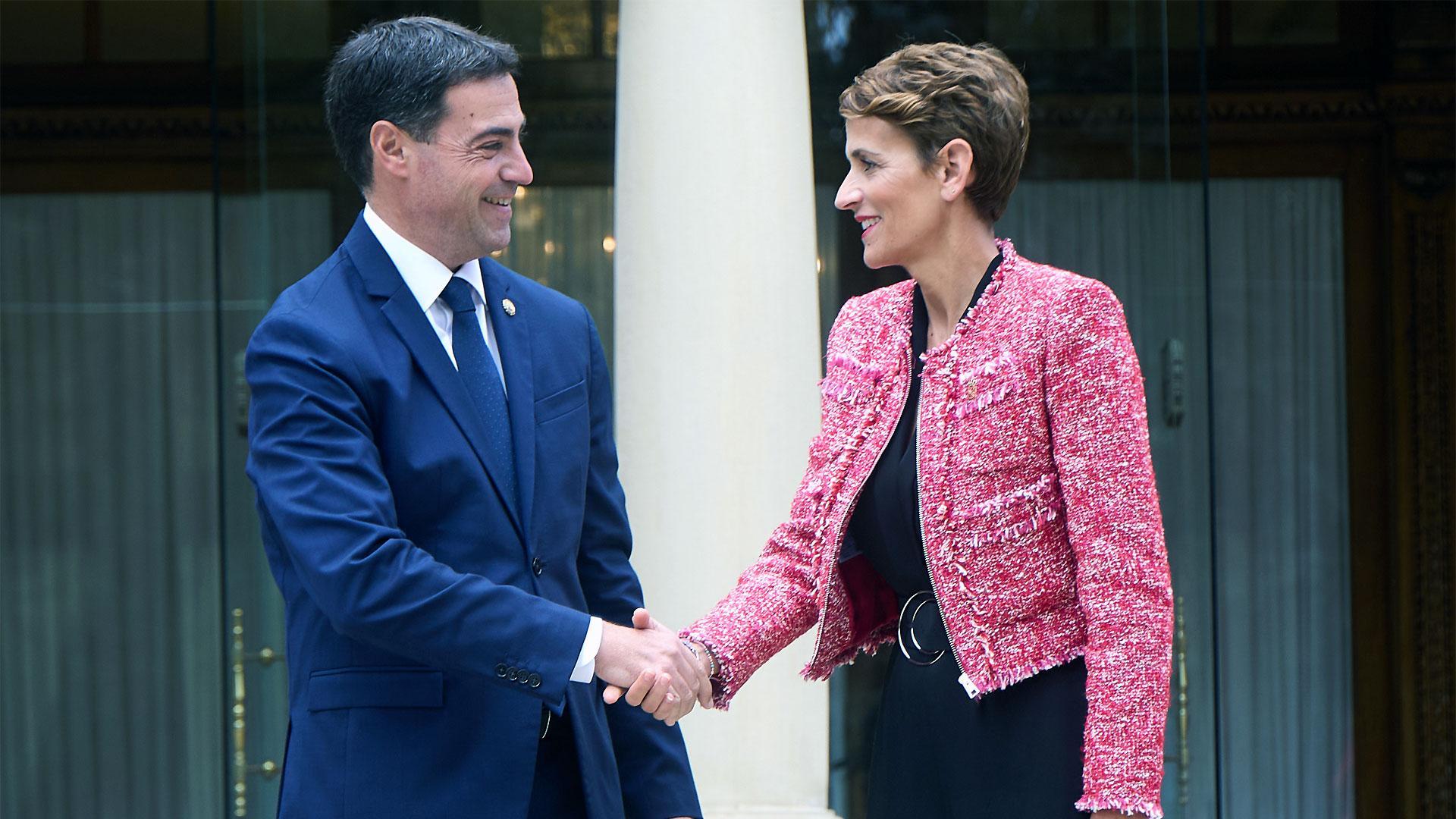 La presidenta del Gobierno de Navarra, María Chivite, saluda al lehendakari, Imanol Pradales, a su llegada al Palacio de Ajuria Enea