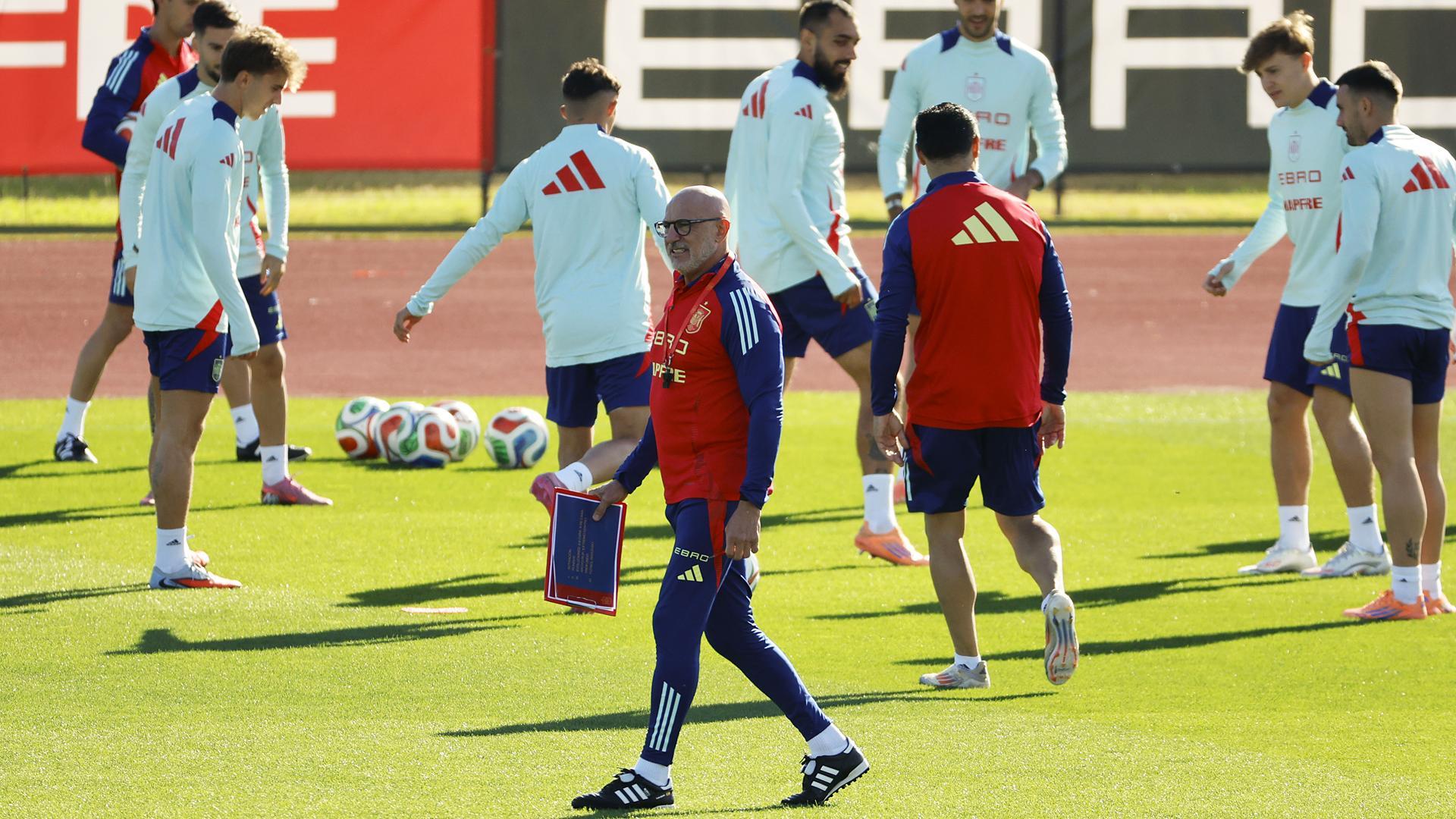Luis de la Fuente dirige el entrenamiento de la selección española en la Ciudad del Fútbol de Las Rozas este viernes, 10 de octubre /