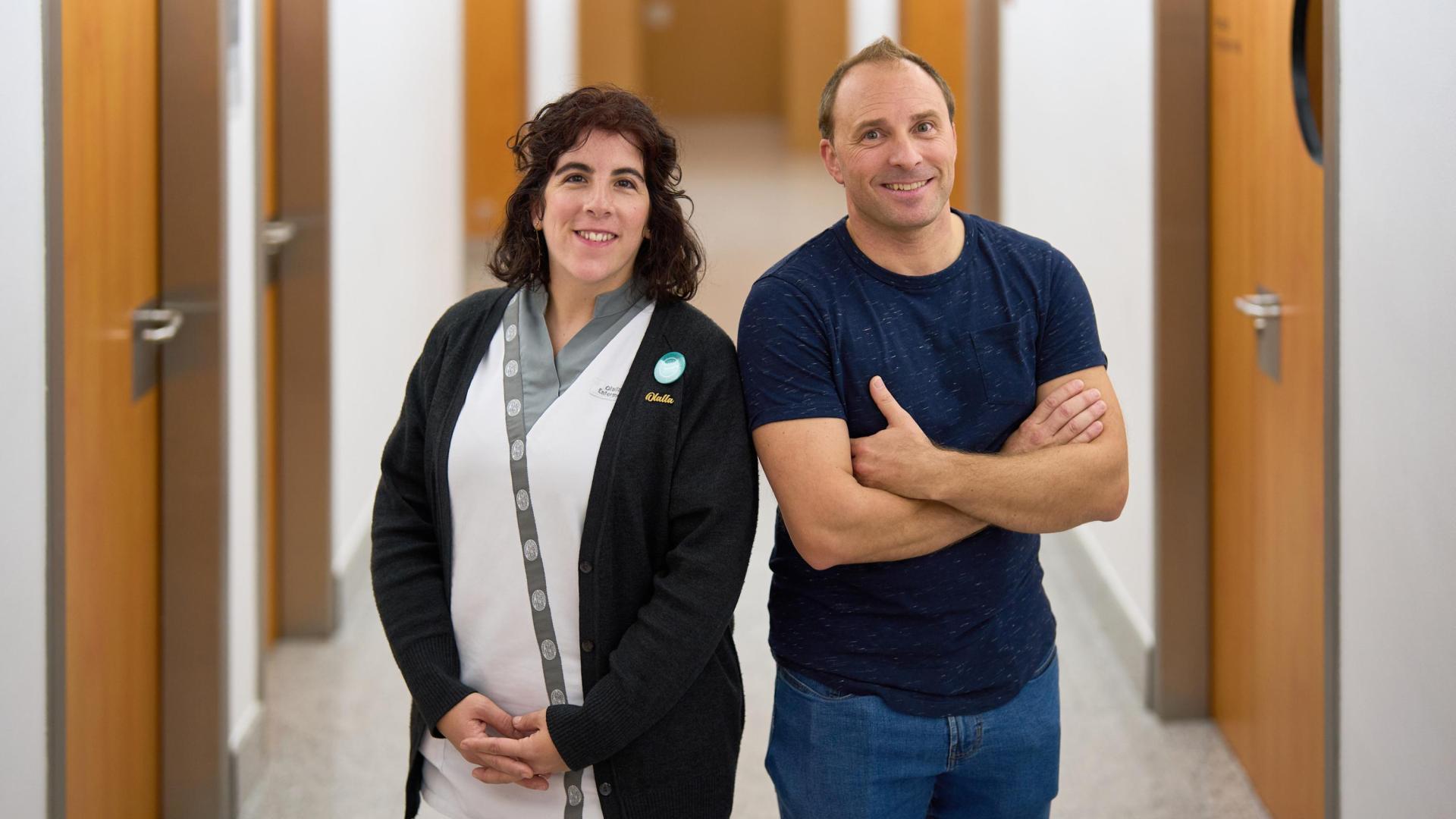 Olalla Moriones Jiménez, enfermera de Salud Mental en la CUN, y Diego Arcal Gracia, oficial de bomberos en Tarazona (Zaragoza), en la cuarta planta del centro hospitalario