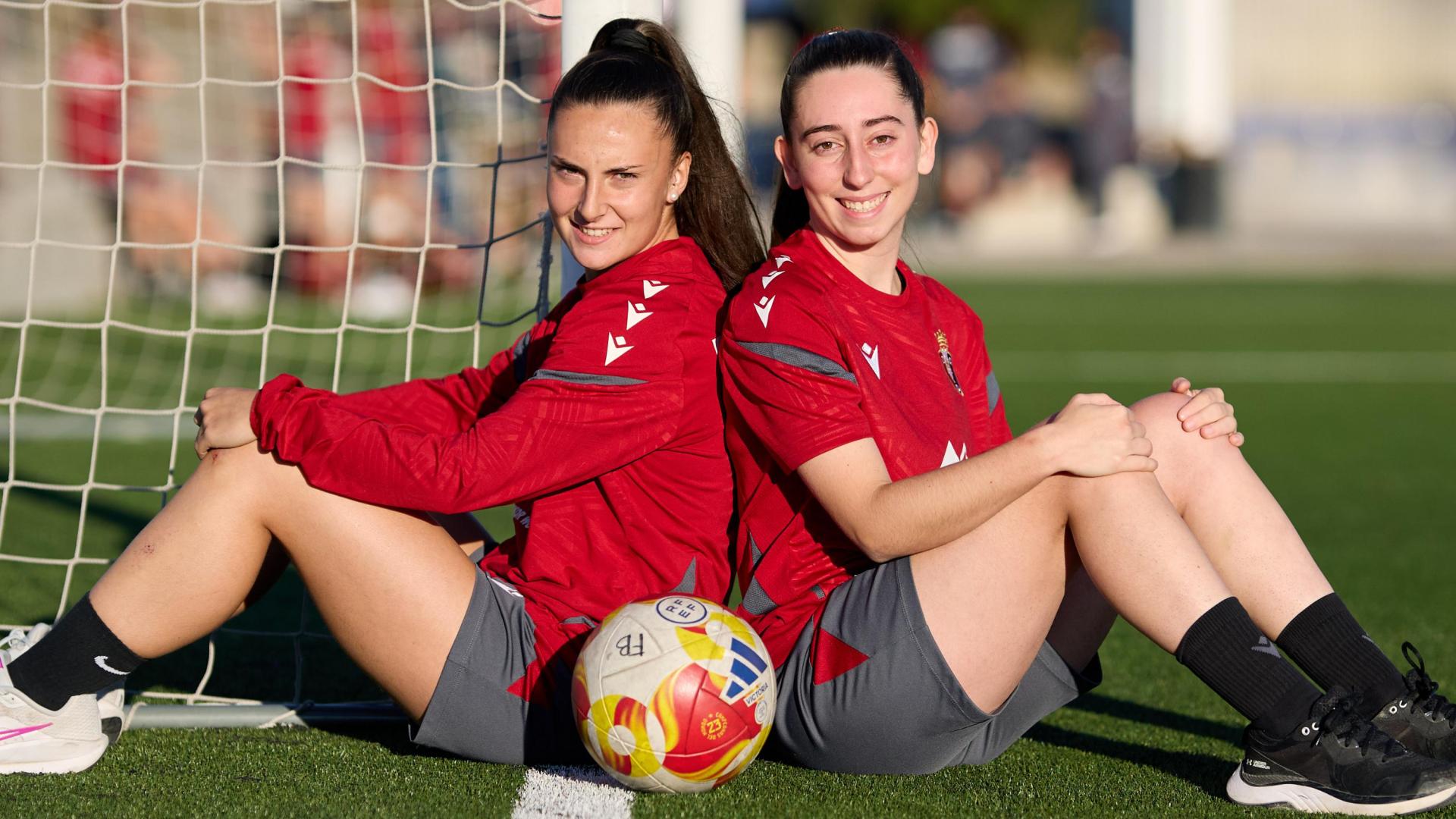 A la izda., Zaira Bendoiro, que marcó un gol nada más salir en su debut en Las Rozas, y a la dcha. Andrea Doncel, que también se estrenó en la Copa de la Reina.