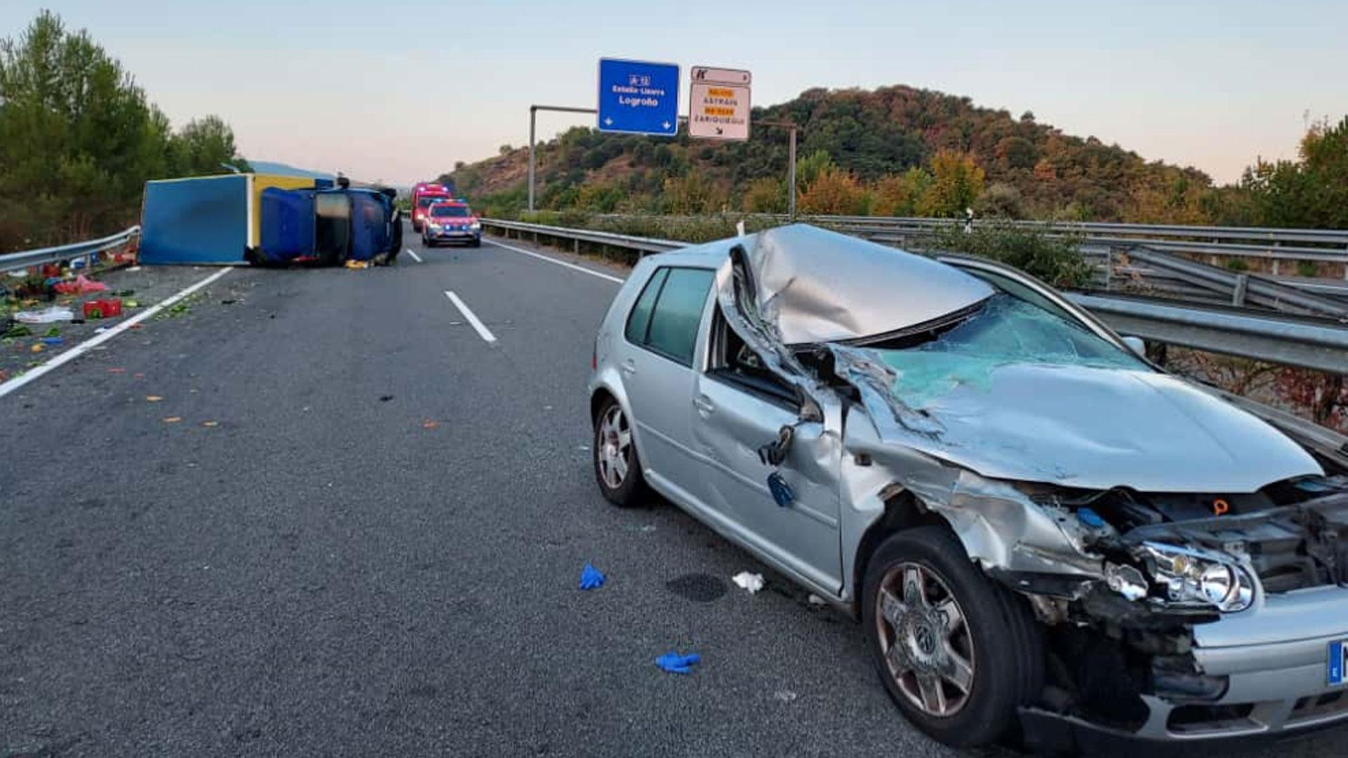 Cinco policías forales han resultado heridos al chocar contra un camión en la A-12 en Guenduláin cuando regresaban de trabajar de Estella