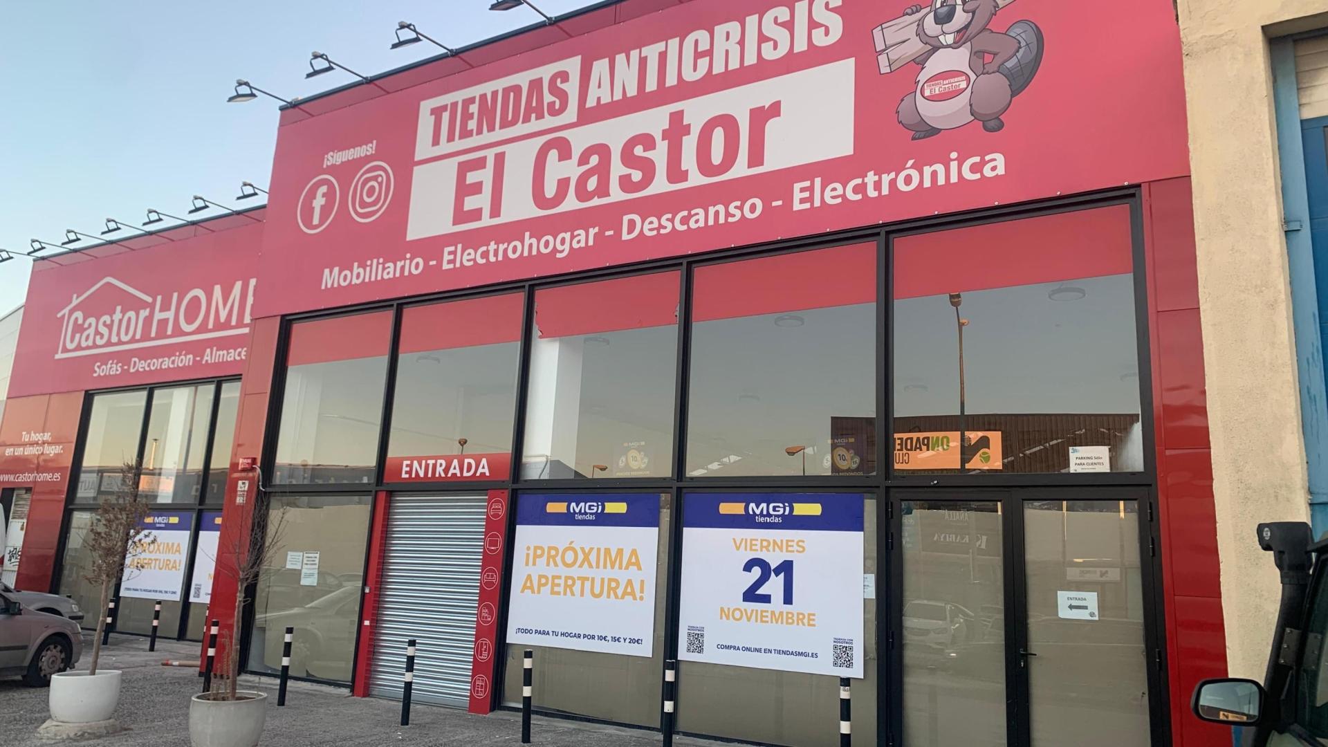Los carteles anuncian la próxima apertura de MGI Tienda en el polígono de Mutilva