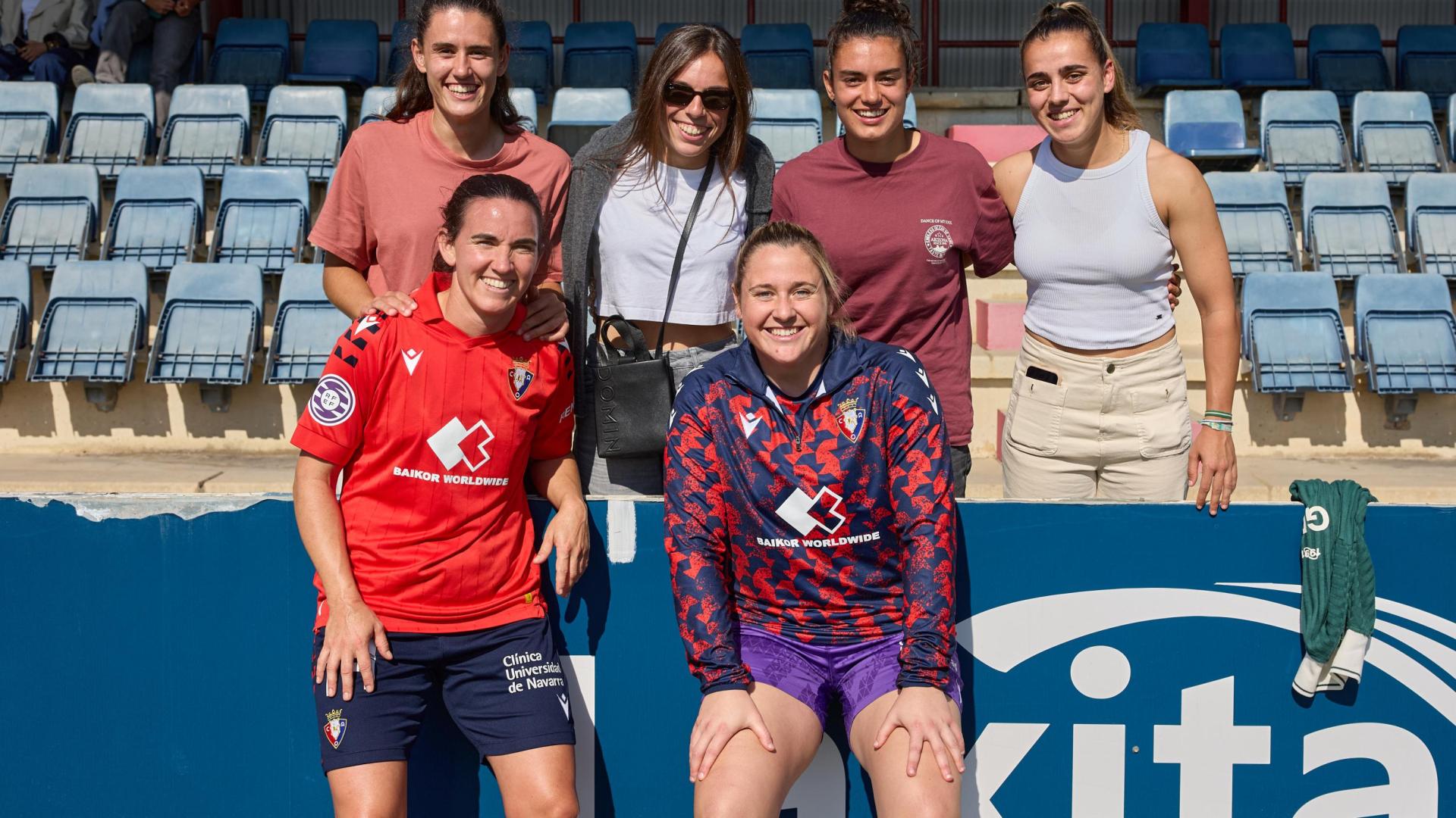 Celia Ochoa, Carmen Sobrón, Ainhoa Guallar y Merche Izal se fotografiaron junto a Eunate Arraiza y Nuria Rodríguez