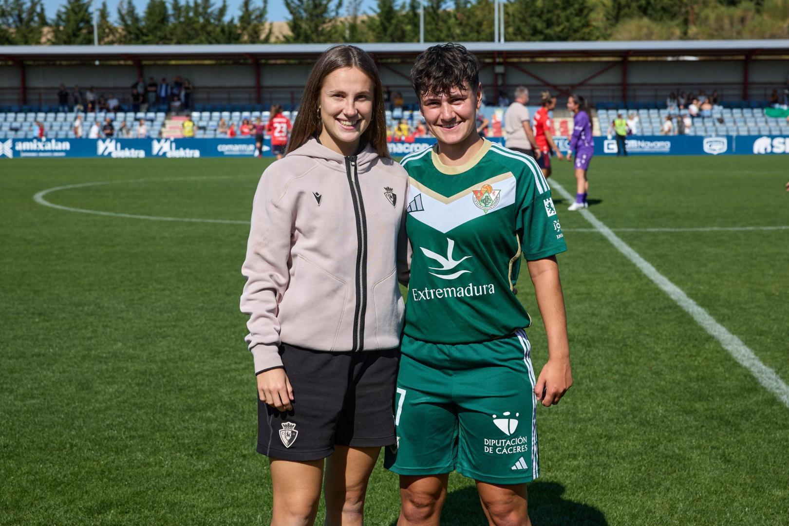 Ainhoa Sánchez, de Osasuna, junto a Raquel Constanza, del Cacereño