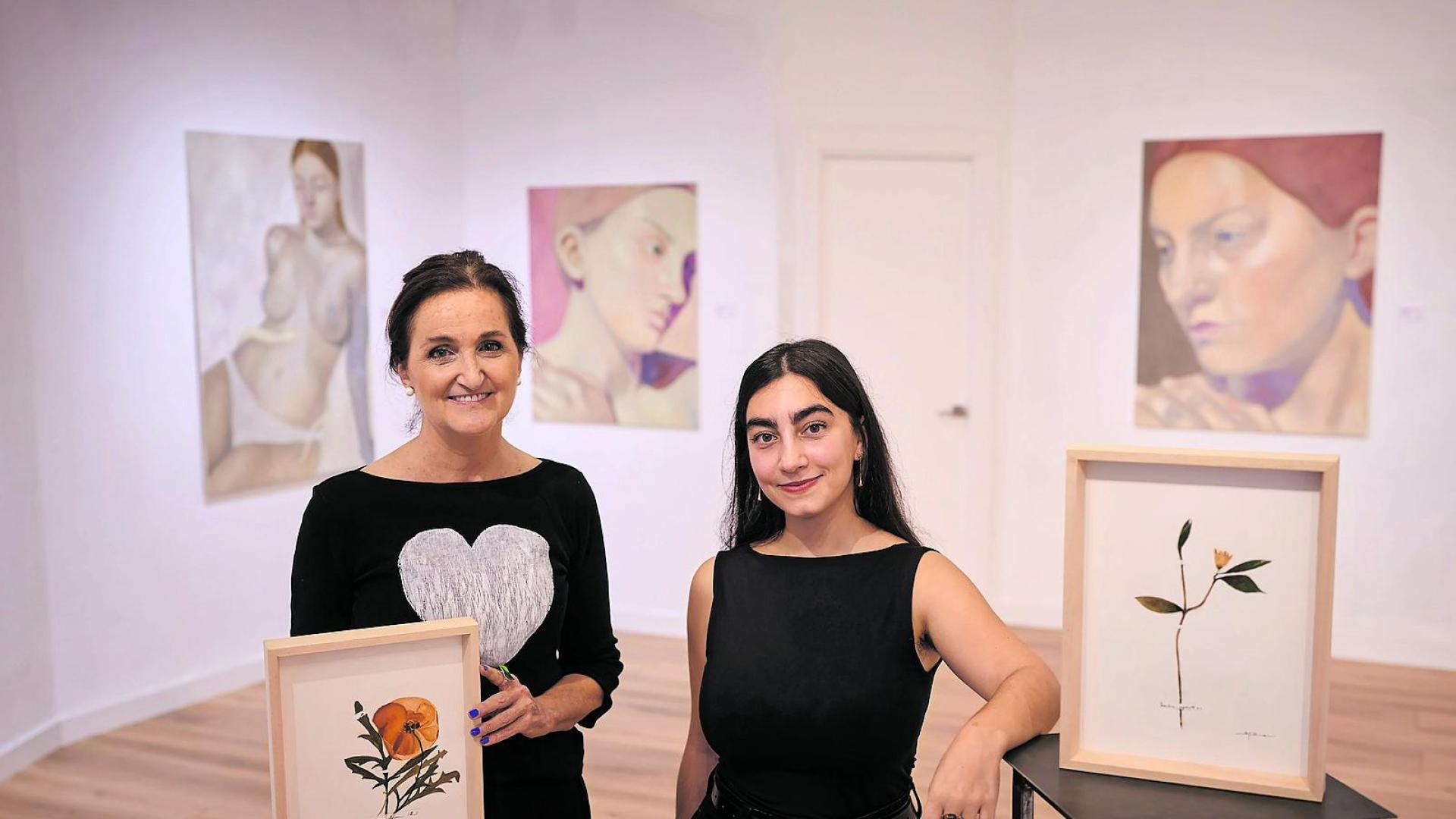 A la izda. MartinaPrim, con una de sus acuarelas, la amapola. A la dcha., Jimena Martinicorena; detrás, tres de sus “descendidas”