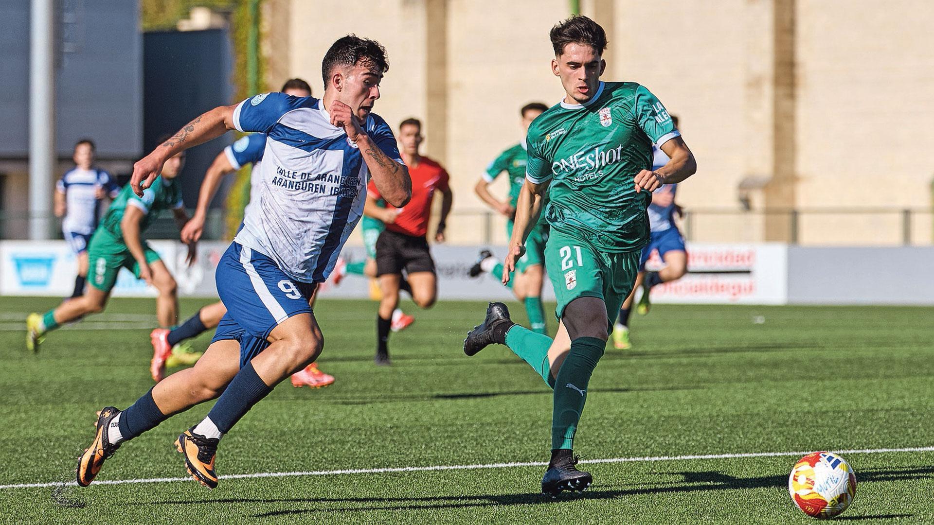 Xabier Goikoetxea, jugador de la Mutilvera, disputa el balón con Javier Caño, futbolista del Náxara