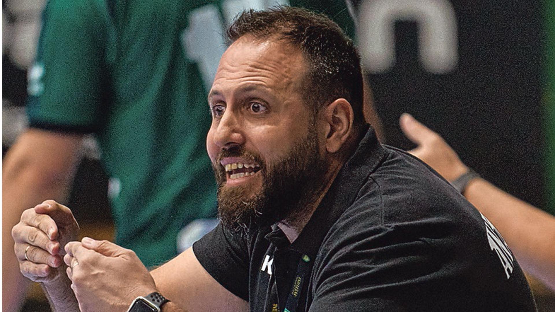 Nacho Moyano, técnico de Anaitasuna, arengando a sus jugadores