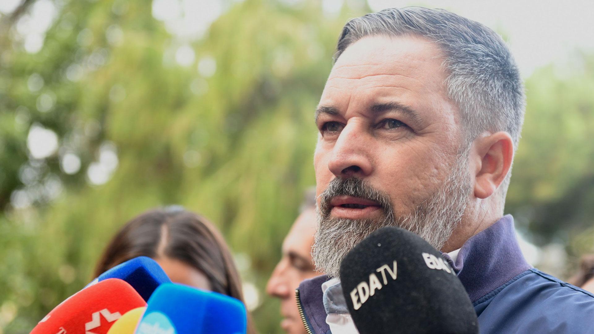 El líder de Vox, Santiago Abascal, atiende a la prensa a su llegada este domingo para presenciar en la calle el desfile de las Fuerzas Armadas con motivo de la Fiesta Nacional y no desde la tribuna de autoridades
