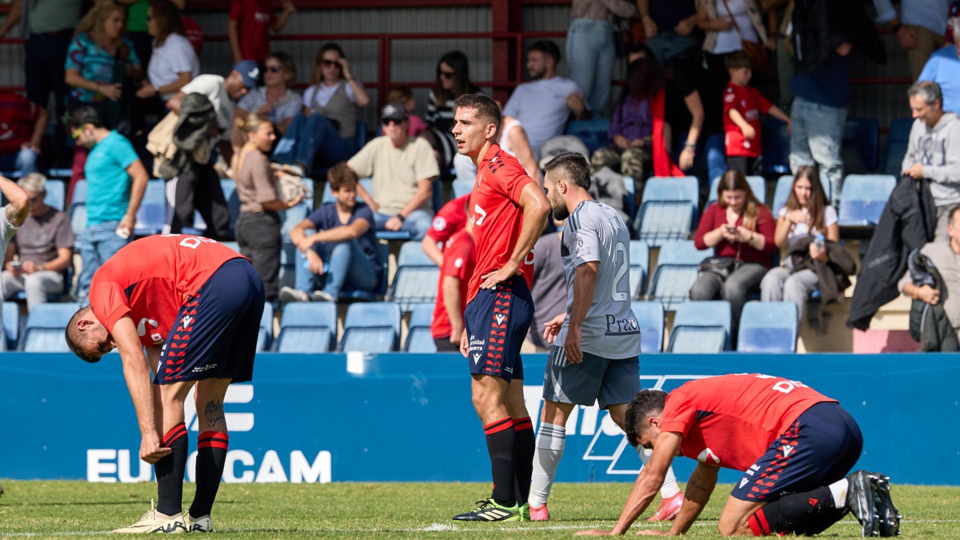 Los jugadores de Osasuna Promesas, abatidos tras caer ante el Racing de Ferrol