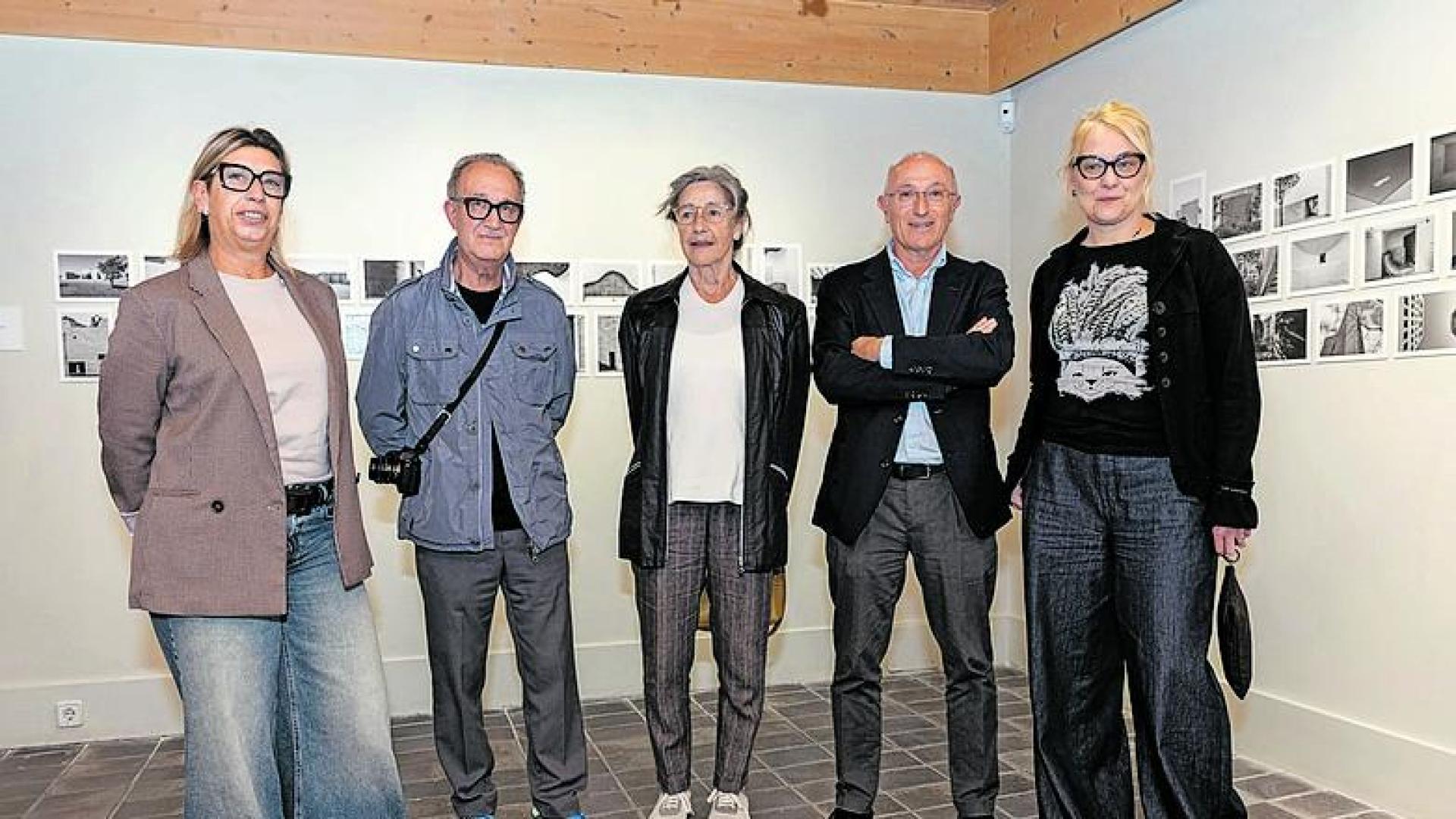 EN LA CASA DEL ALMIRANTE De izda. a dcha.: Icíar Les (concejala de Cultura); Carlos Cánovas, Belén Esparza y Jesús Mª Ramírez (patronos de la Fundación María Forcada), y la edil socialista Laura Sáez Ponzoni
