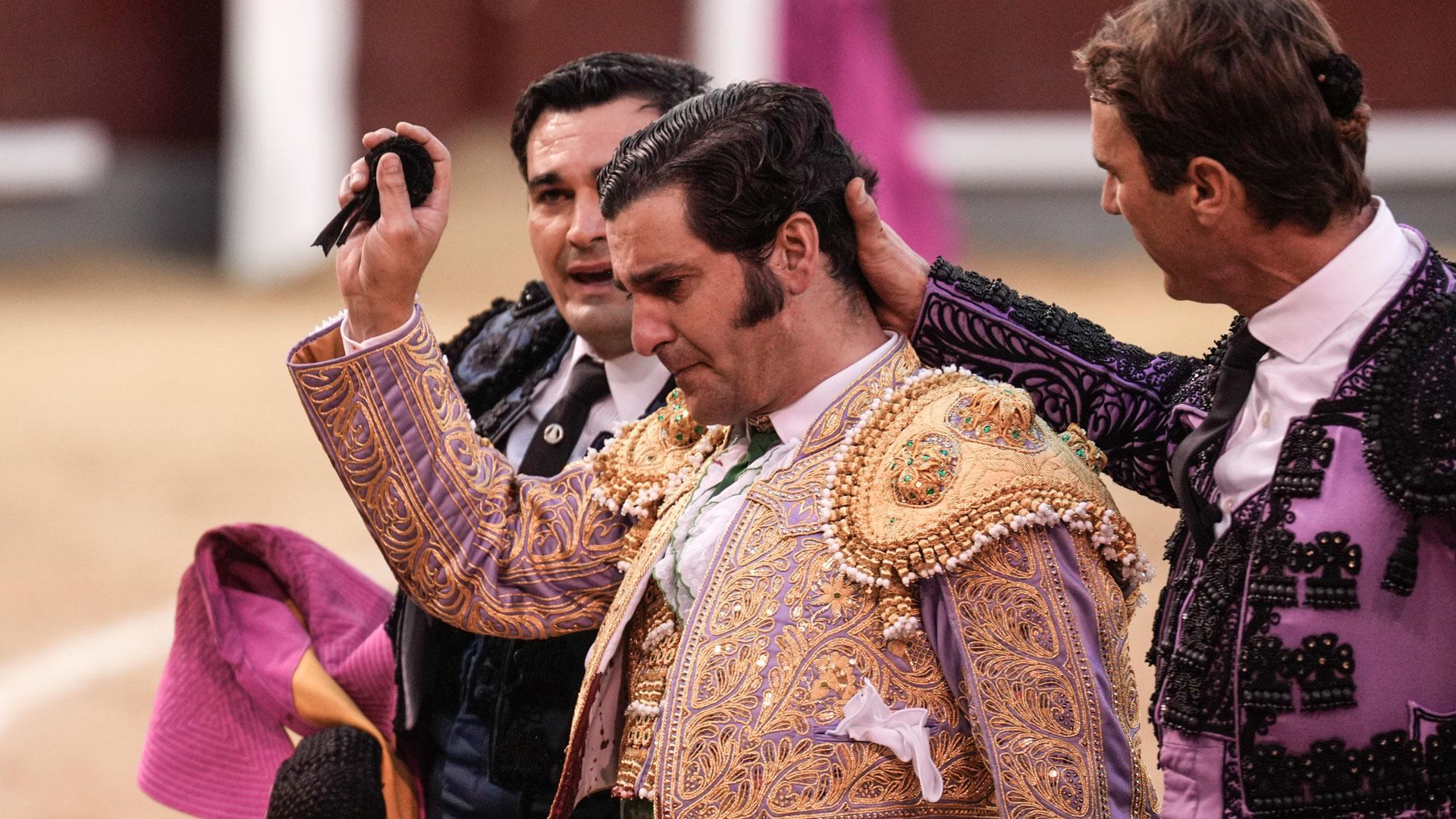 El diestro Morante de la Puebla durante el festejo taurino de la Feria de Otoño celebrado este domingo en la plaza de Las Ventas, en Madrid.