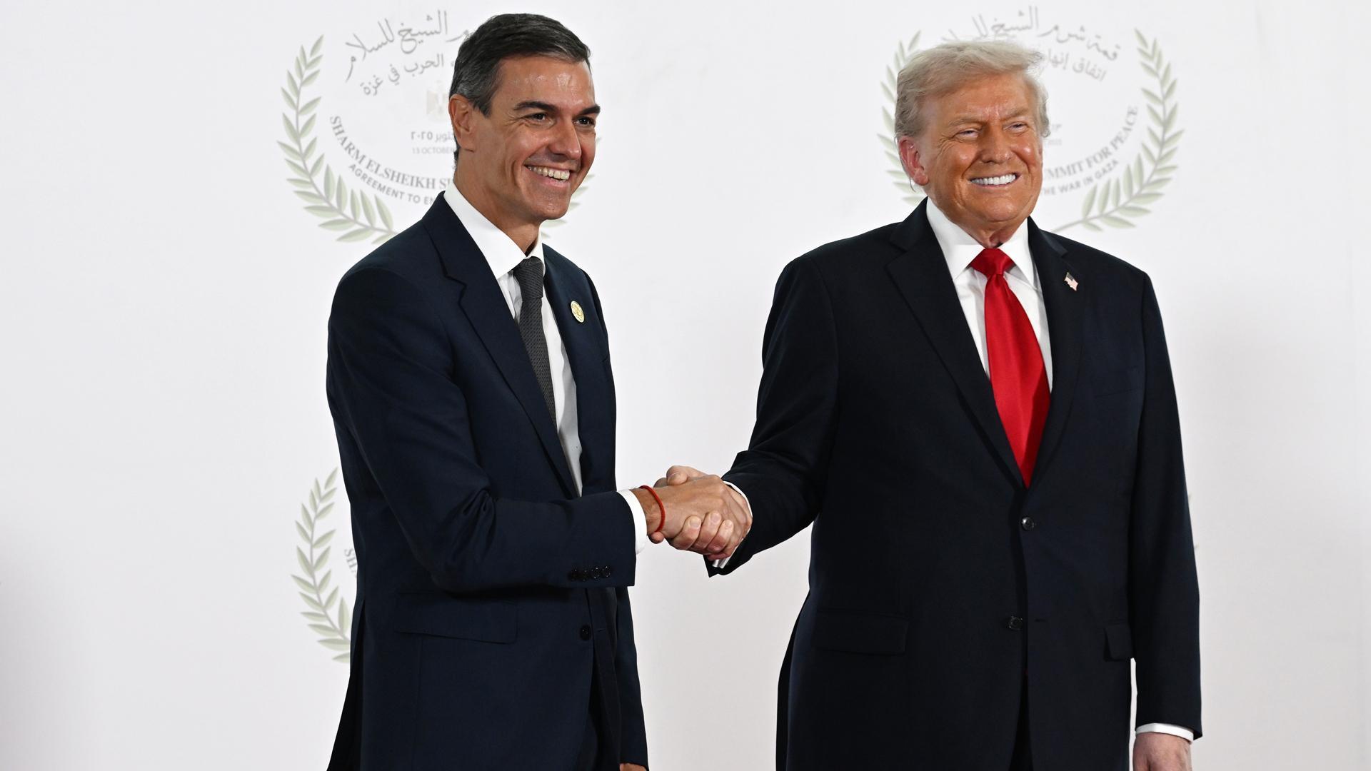 El presidente del Gobierno, Pedro Sánchez (i) saluda al presidente de Estados Unidos, Donald Trump (d), antes de la ceremonia de firma del plan de paz para Oriente Próximo