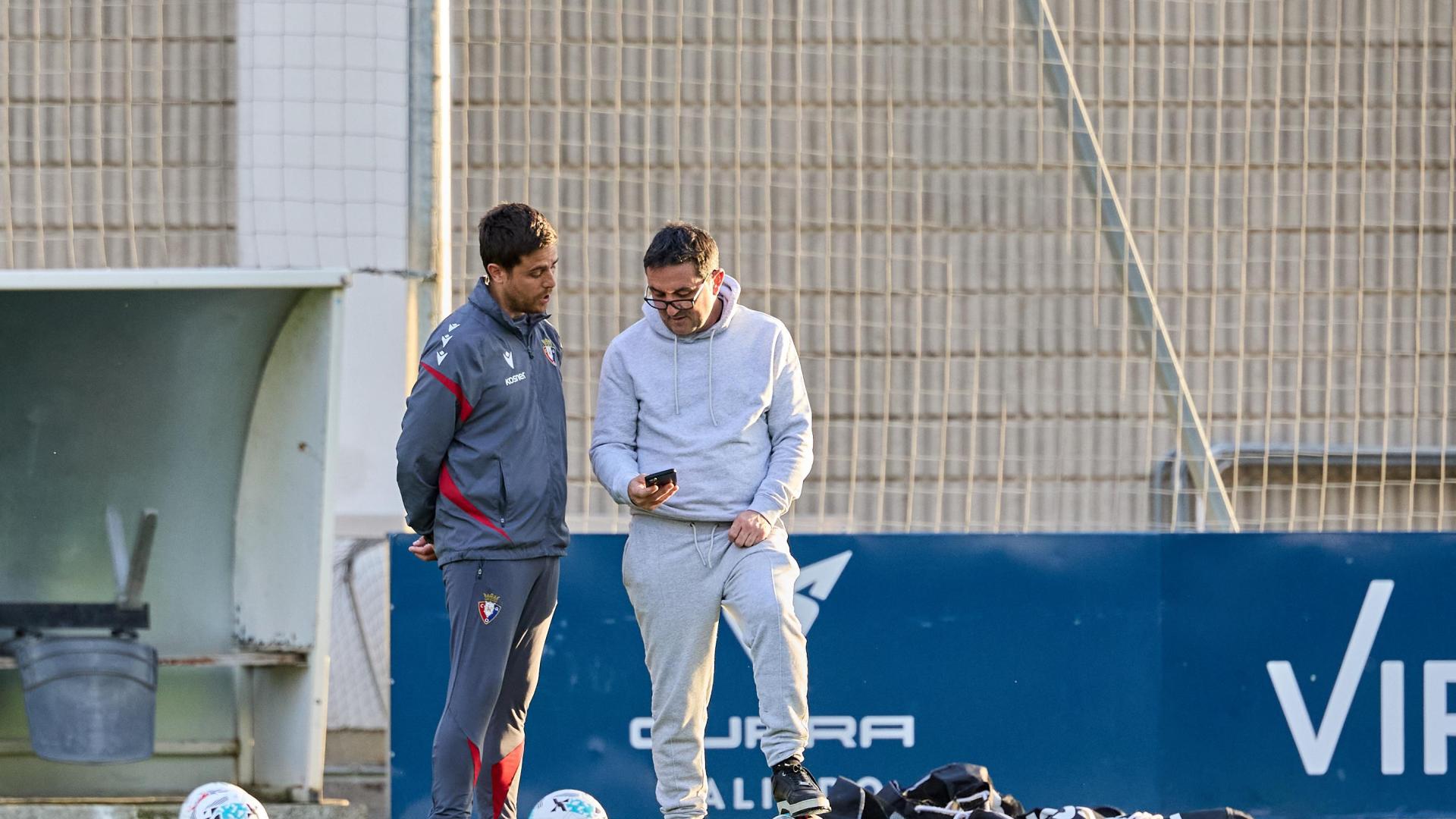 Braulio Vázquez enseña a Alessio Lisci la pantalla de su teléfono móvil al término del entrenamiento de ayer