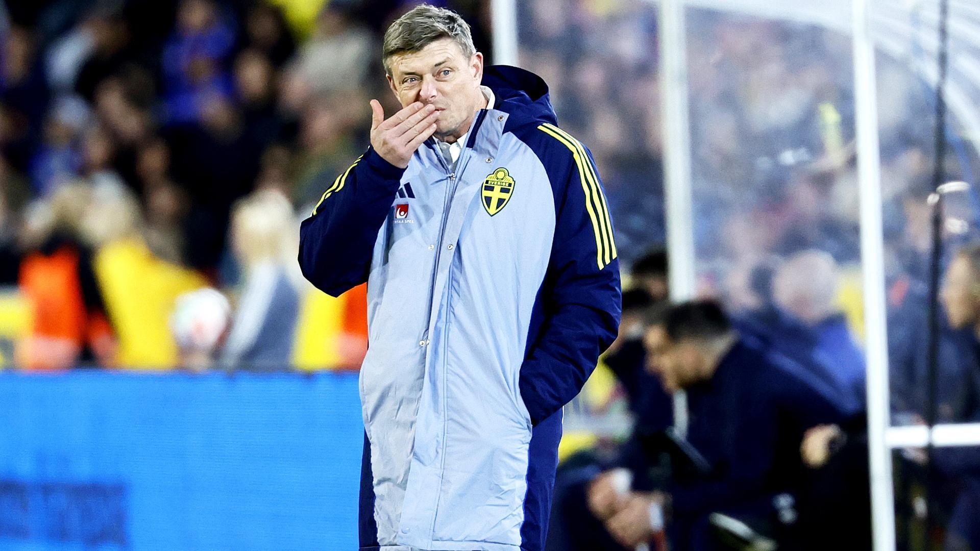 El técnico sueco Jon Dahl Tomasson dirigiendo el encuentro de este lunes entre Suecia y Kosovo /