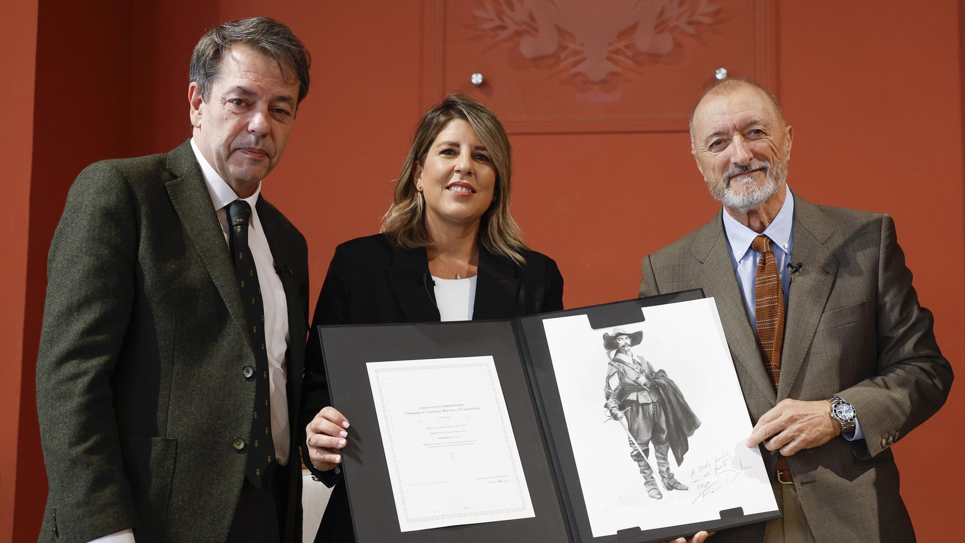 Augusto Ferrer-Dalmau, autor del boceto; Noelia Arroyo, alcaldesa de Cartagena; y Arturo Pérez-Reverte, escritor