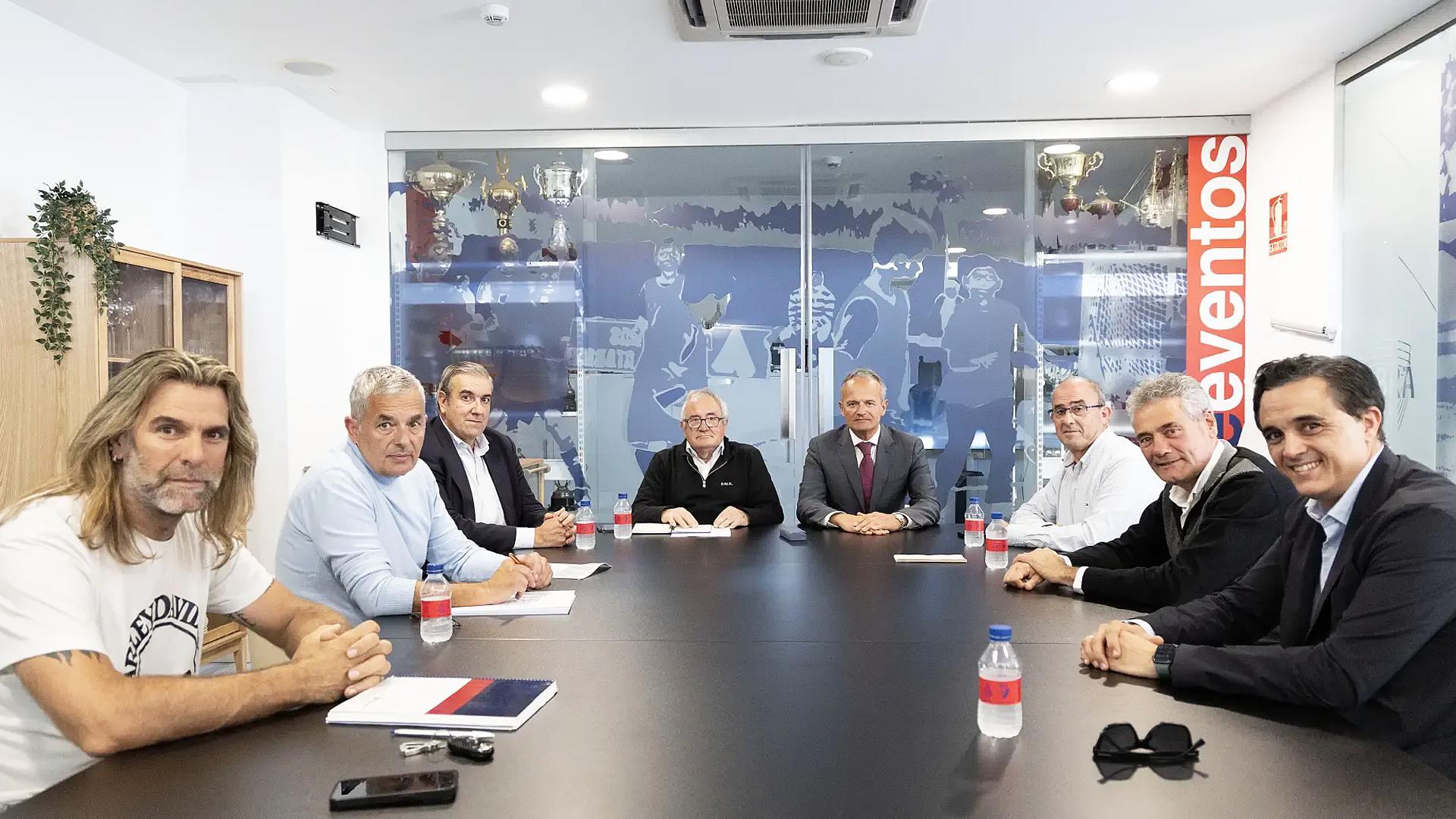 El presidente Luis Sabalza rodeado de los directivos tras la reunión de este martes, 14 de octubre /