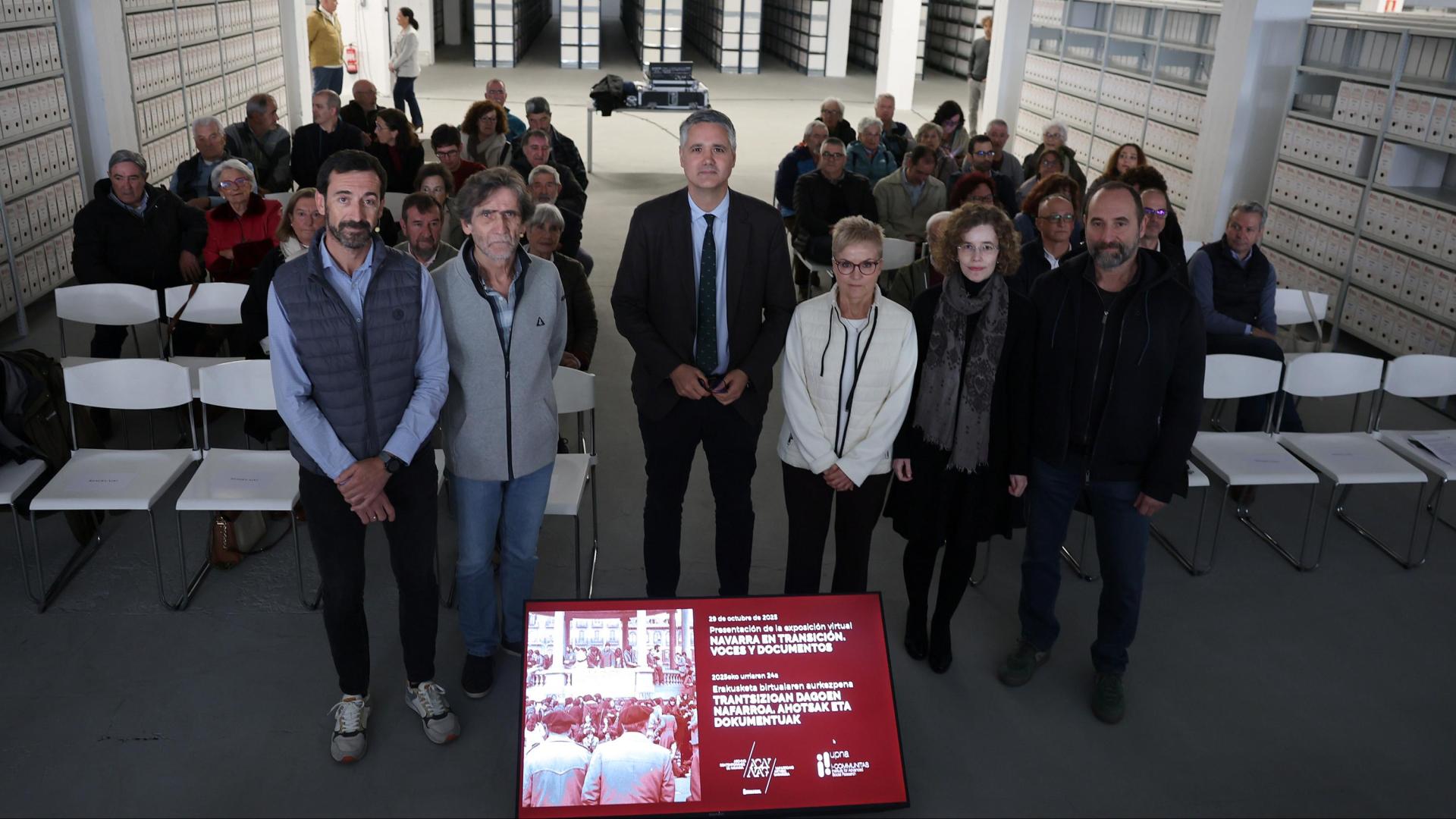 De izquierda a derecha, Álvaro Baraibar, Juan Mari Sánchez, Iñaki Apezteguía, Maite Sola y los técnicos del Archivo María Fernández y David Mendaza