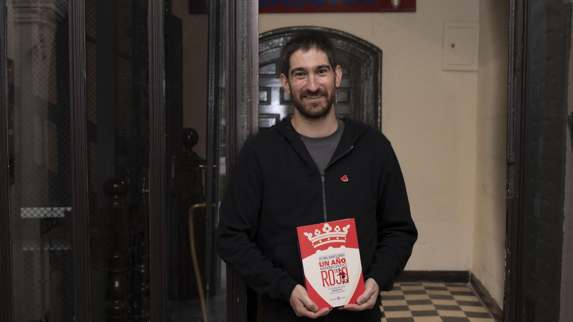 José Mari Jaurrieta, en la sede de los veteranos en la Plaza del Castillo, antiguas oficinas del club.irati aizpurua