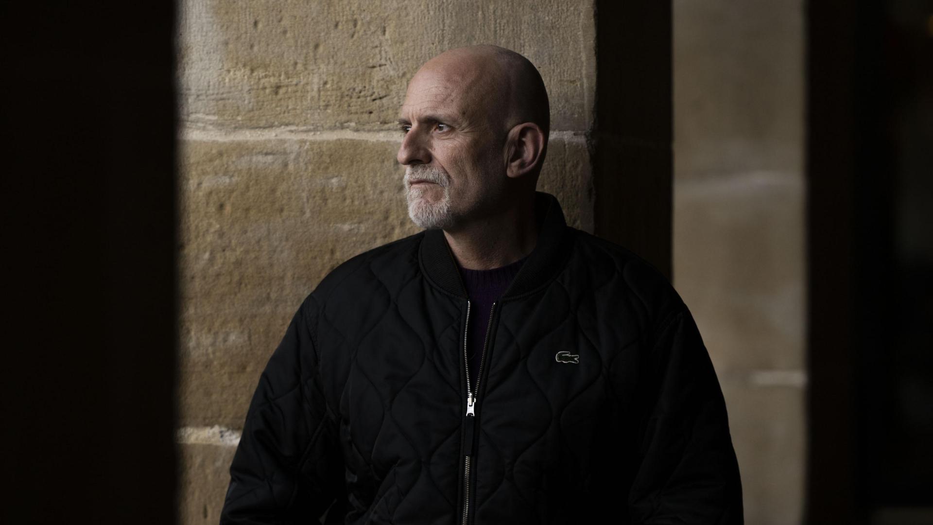 Alejandro Palomas, fotografiado este viernes en los soportales de la Plaza del Castillo de Pamplona