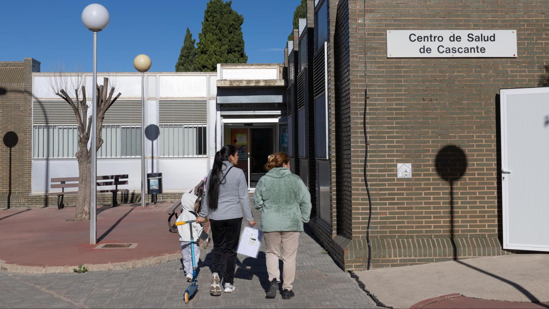 Varias personas acceden al Centro de Salud de Cascante