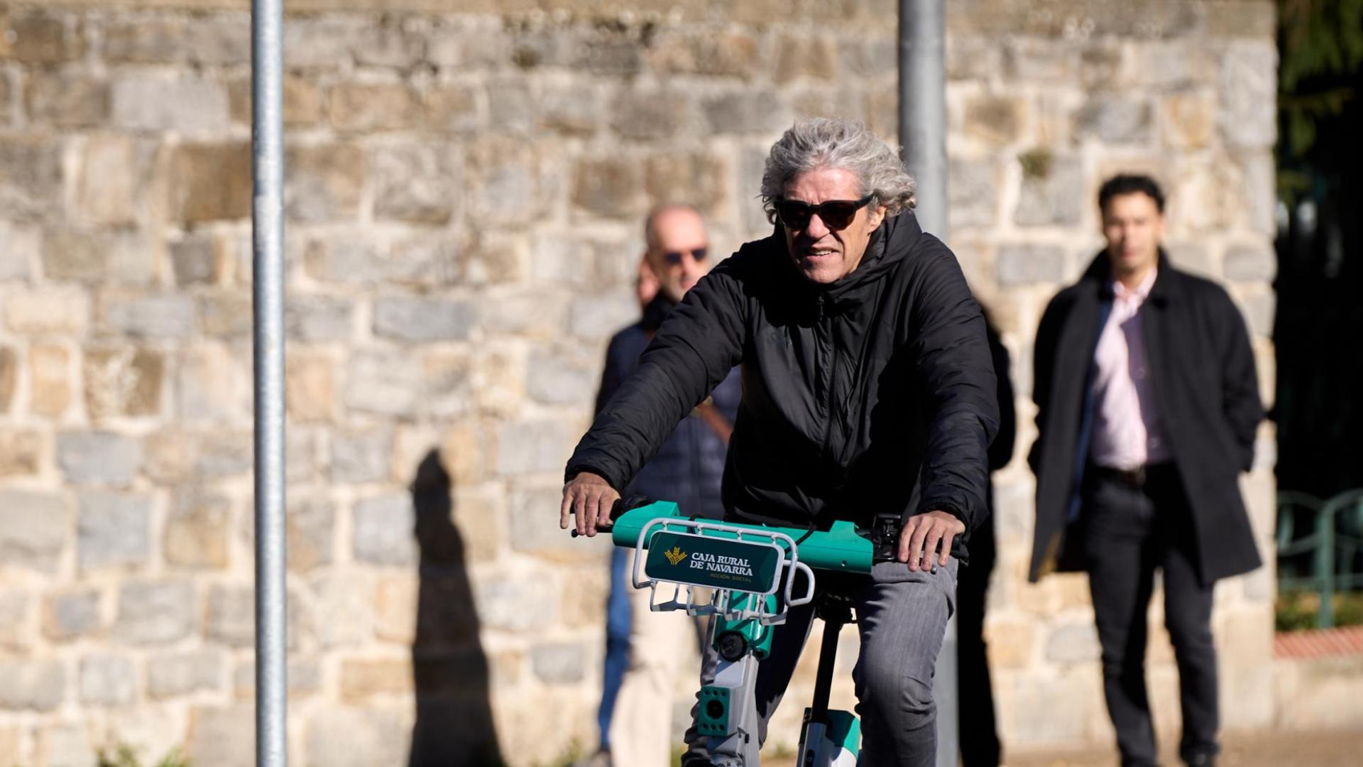 *A: SERGIO MARTÍN *F: 18/11/2025 *P: *L: Pamplona *T: Una persona en bicicleta eléctrica circula por el carril habilitado en la avenida de Pío XII de Pamplona.