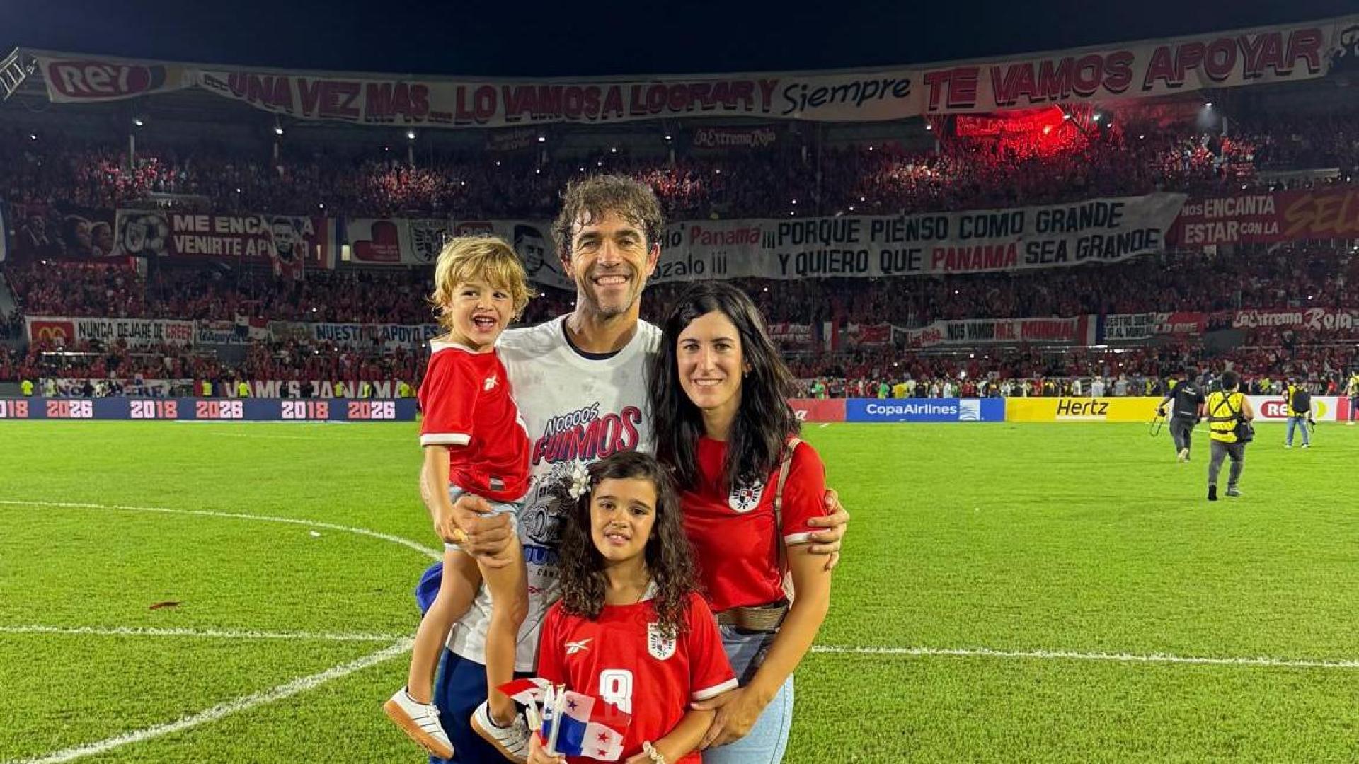 Christian Beguer celebra el triunfo con su mujer (Marta) e hijos (Noa y Julen).