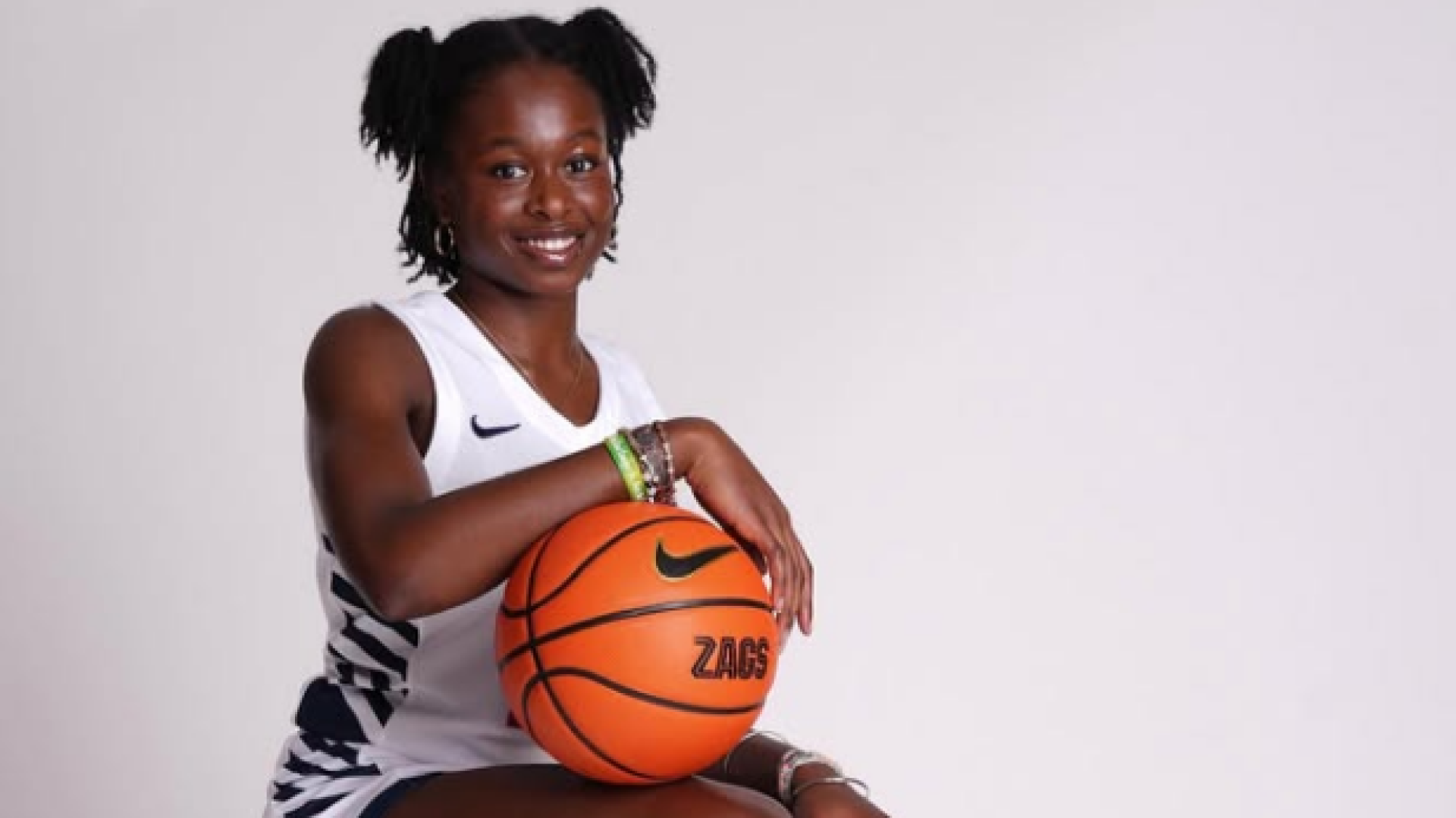La tudelana Christabel Osarobo posa con la camiseta de Gonzaga Bulldogs