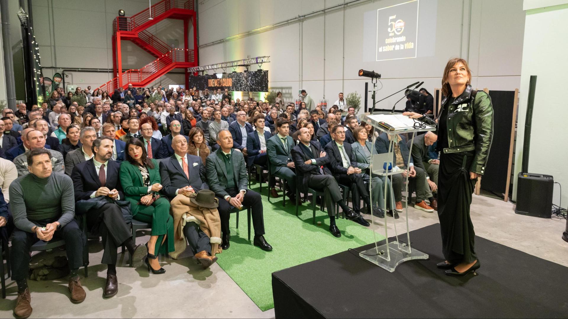 Laura Sandúa Escribano, directora general de Aceites Sandúa -dcha.-, ante el público en la inauguración de la planta en la CAT de Tudela