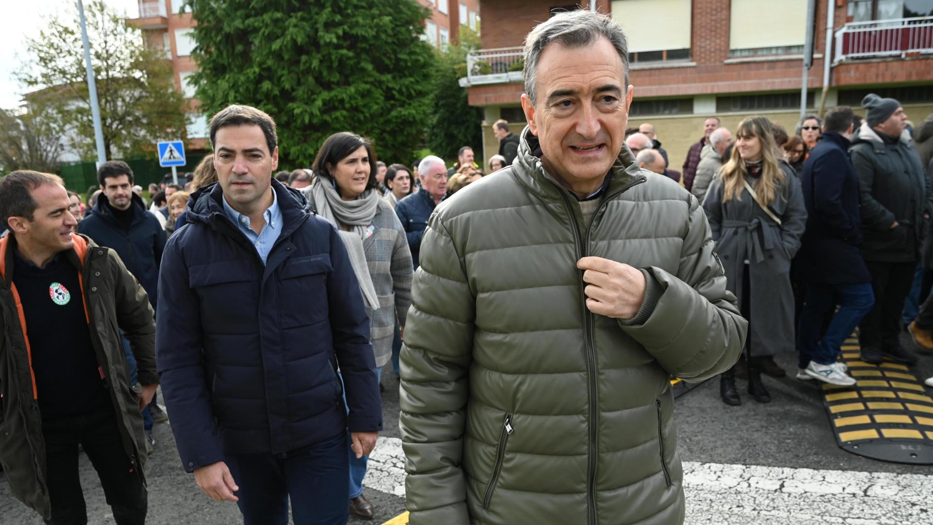 El presidente del EBB del PNV, Aitor Esteban (d), y el lehendakari, Imanol Pradales (i), durante el homenaje y ofrenda floral ante la tumba de Sabino Arana, en Sukarrieta, este domingo 23 de noviembre de 2025, en Sukarrieta, Vizcaya