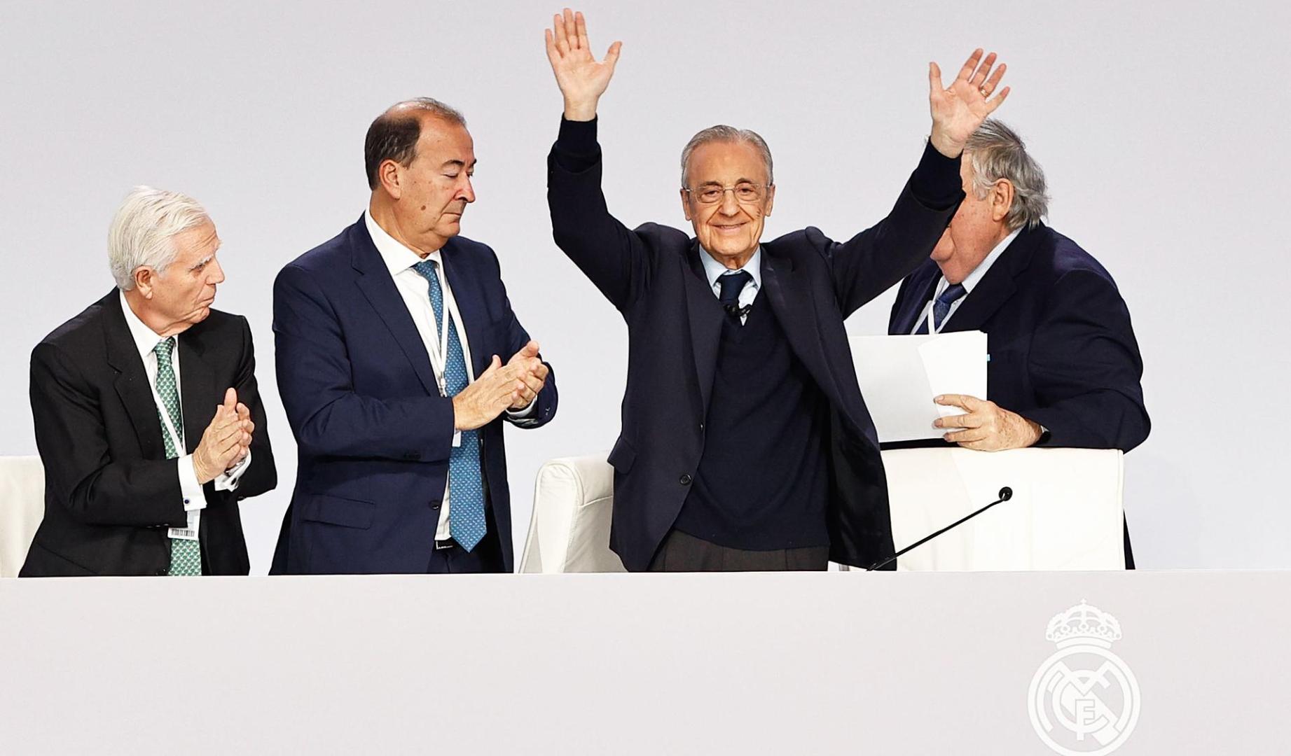 El presidente del Real Madrid y uno de los valedores de la Superliga, Florentino Pérez, recibe los aplausos tras su intervención en la asamblea general ordinaria del club este domingo en Madrid /