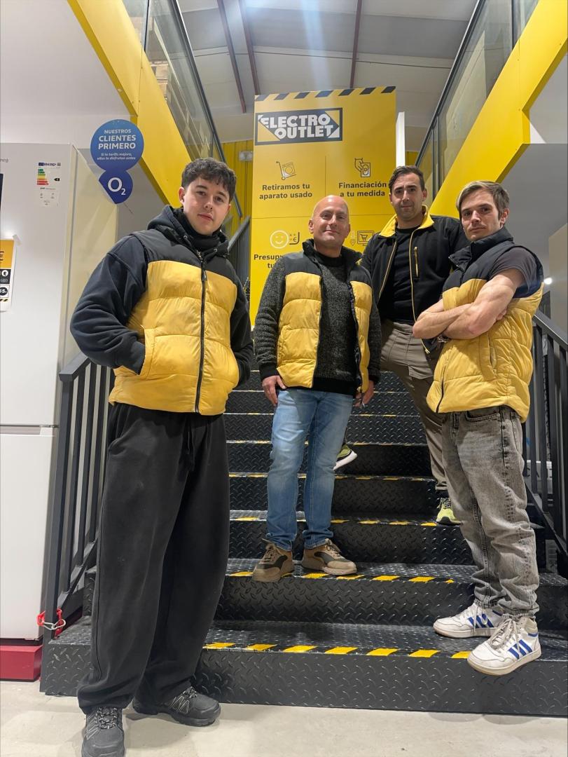De izquierda a derecha, Asier, Mikel, Iker y Borja forman el equipo de Electro Outlet Pamplona
