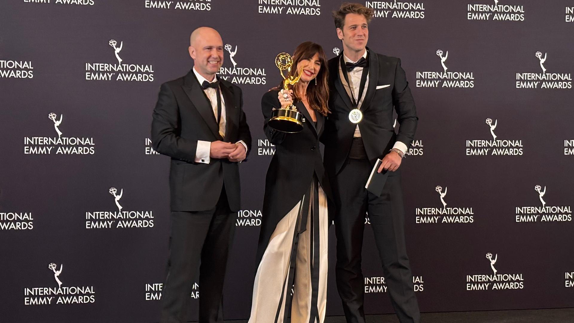 La directora del documental ‘#SeAcabó: Diario de las campeonas' Joanna Pardos (c) y los productores ejecutivos Luis Calvo (i) y Javier Martínez Suárez (d), posan con el premio a mejor documental deportivo este lunes, durante la entrega de los premios Emmy Internacionales en Nueva York