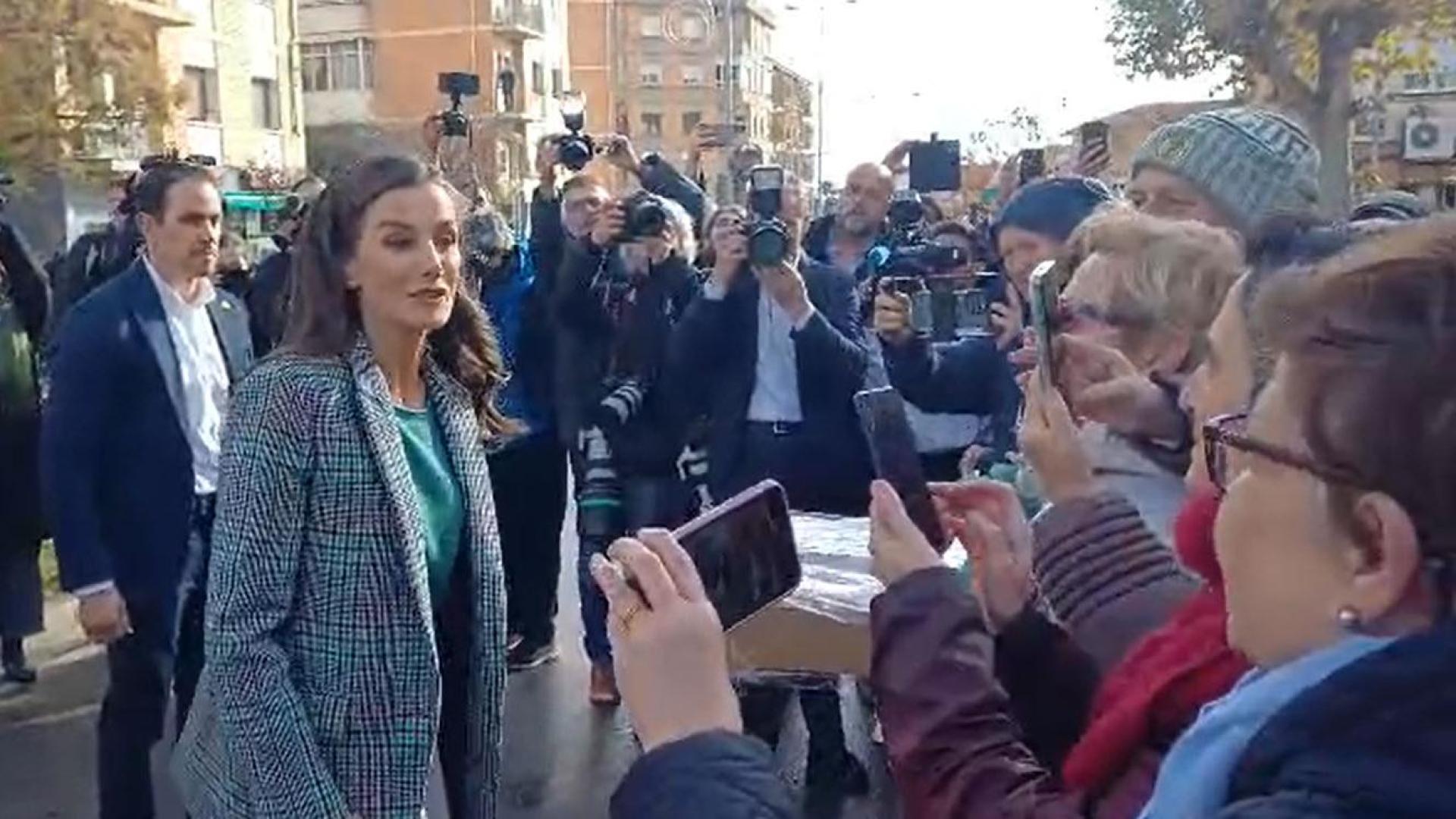 Doña Letizia se ha acercado a saludar a las numerosas personas que se congregaban en Tudela