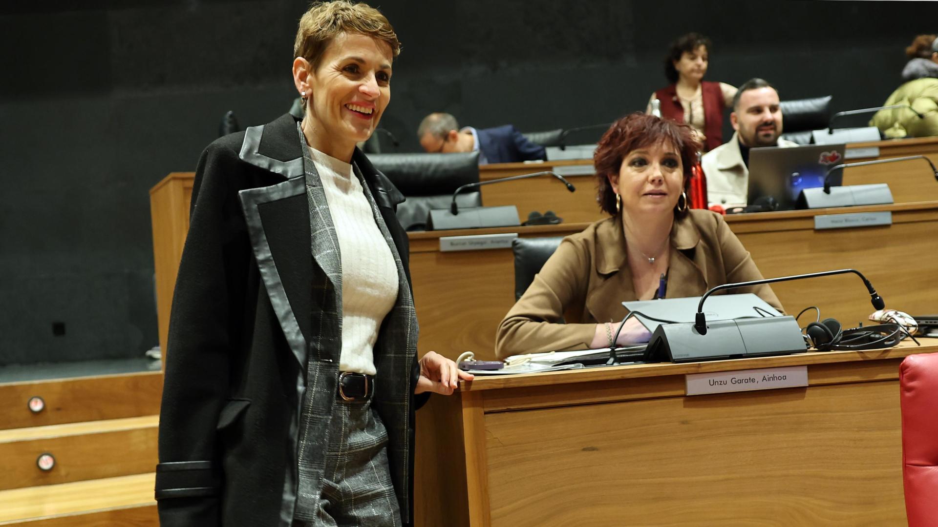La presidenta María Chivite se dirige a su escaño en el hemiciclo del Parlamento y pasa junto a la portavoz de su grupo, la socialista Ainhoa Unzu